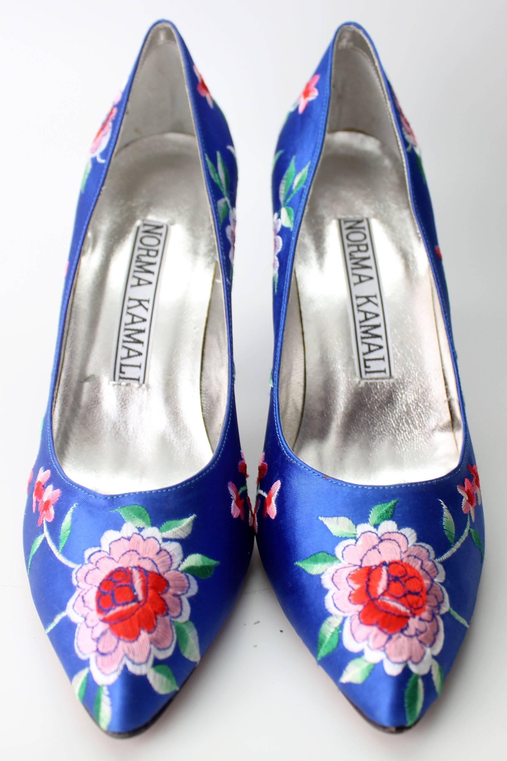 Norma Kamali Vintage Blue Satin Embroidered Floral Pumps In New Condition In New York, NY