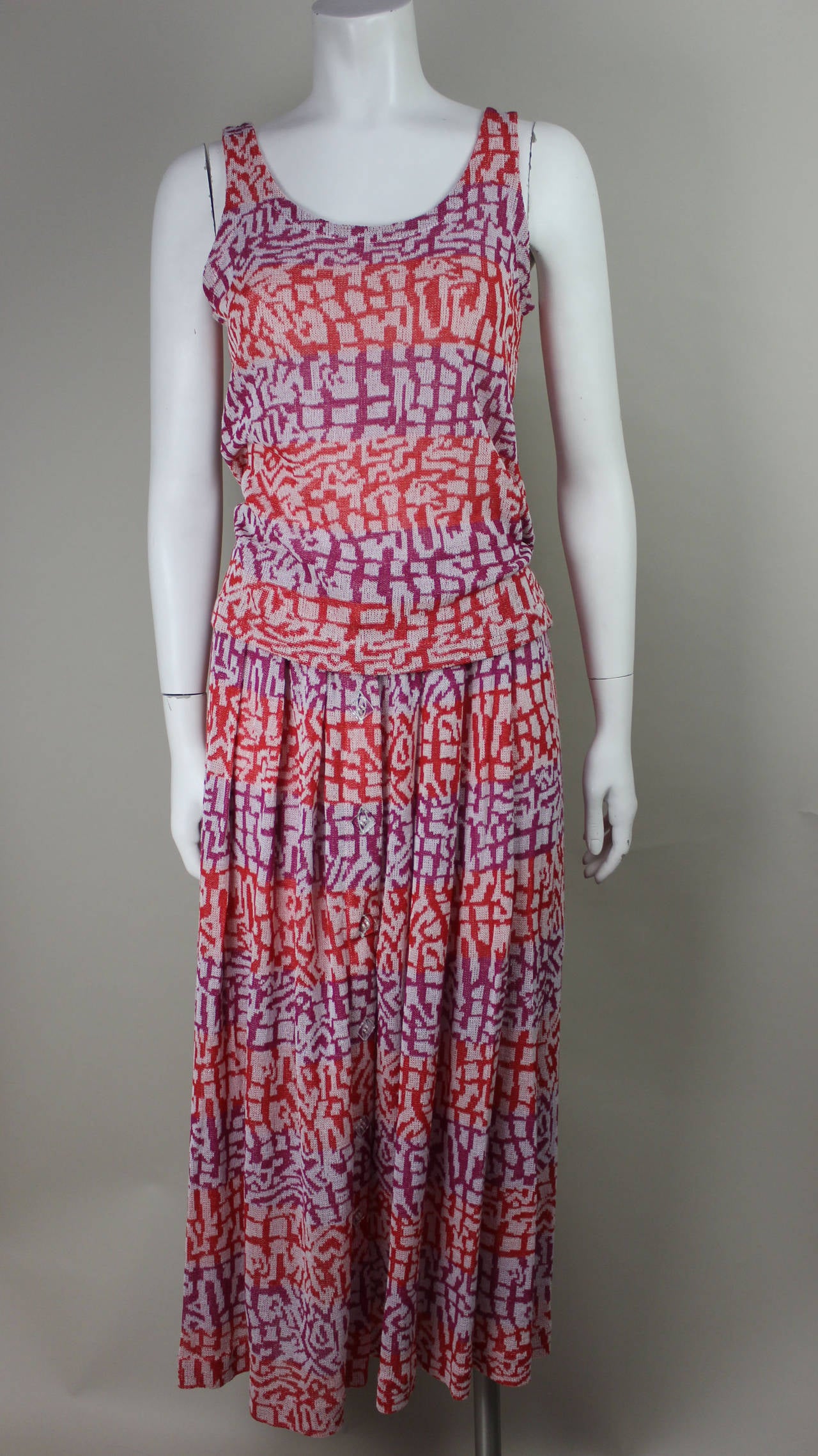 This Missoni two piece set is special in many ways. The original orange label makes it a rarer piece. The print is more abstract and unusual than the well-known chevron stripes. The two pieces can be worn together or paired with other items. The