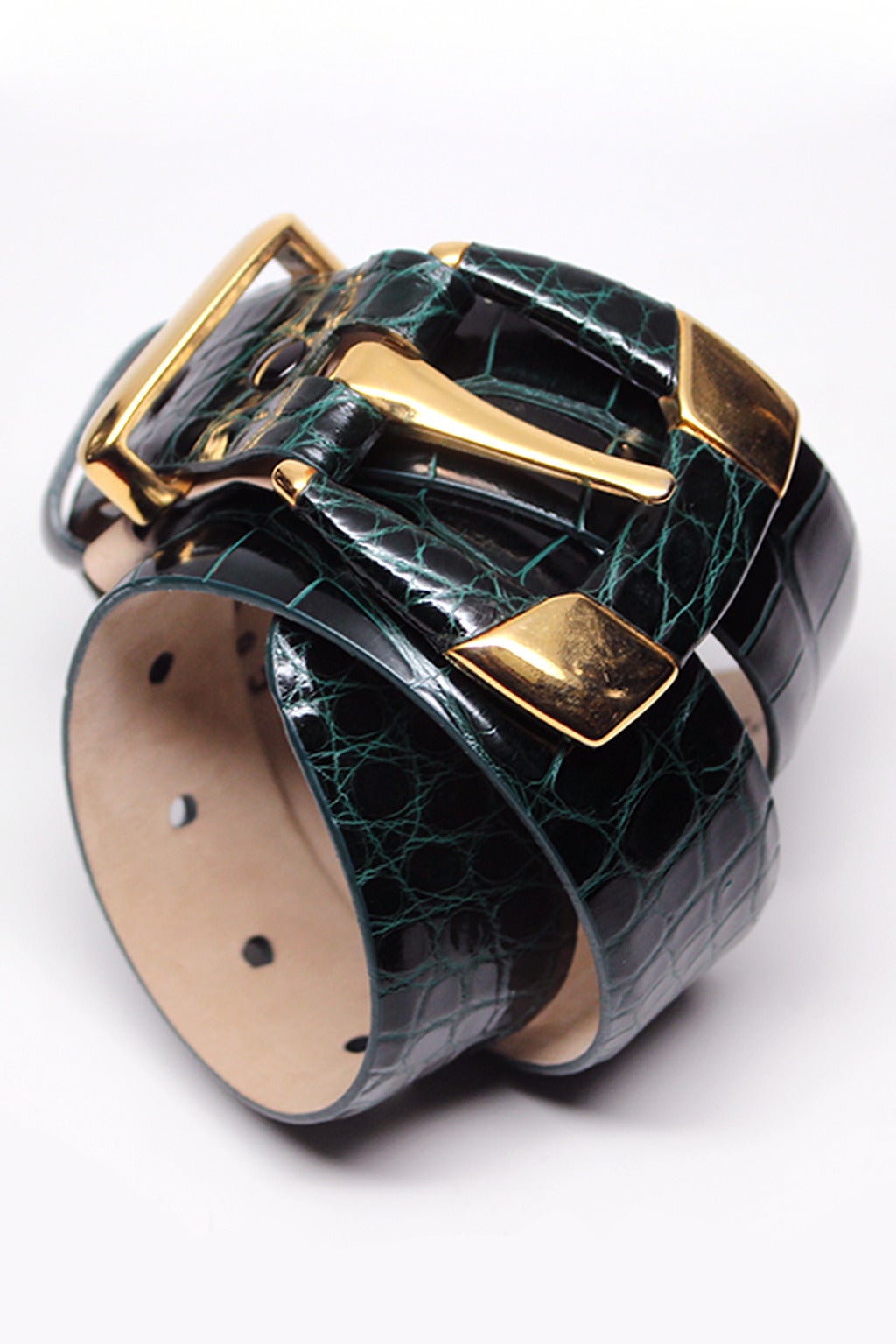 This elegant belt is 100% genuine American alligator in a rich forest green. The buckle is a combination of alligator and gold metal. It can be worn cinched tightly at the waist or a bit lower on the hips.

32