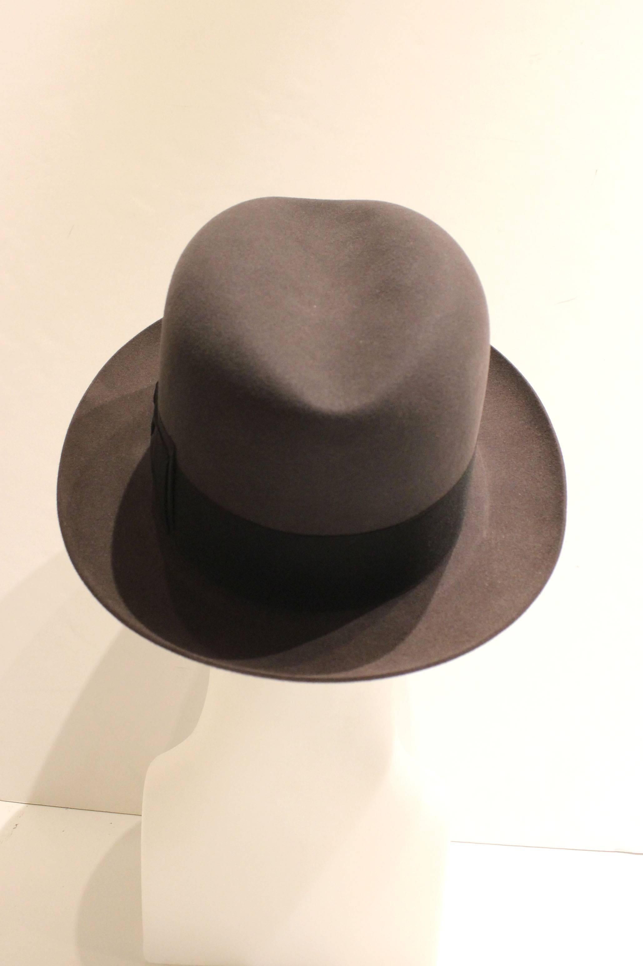 Vintage Lock and Co Hatters Charcoal Grey Fedora with Black Band and Hat Box In Excellent Condition For Sale In New York, NY