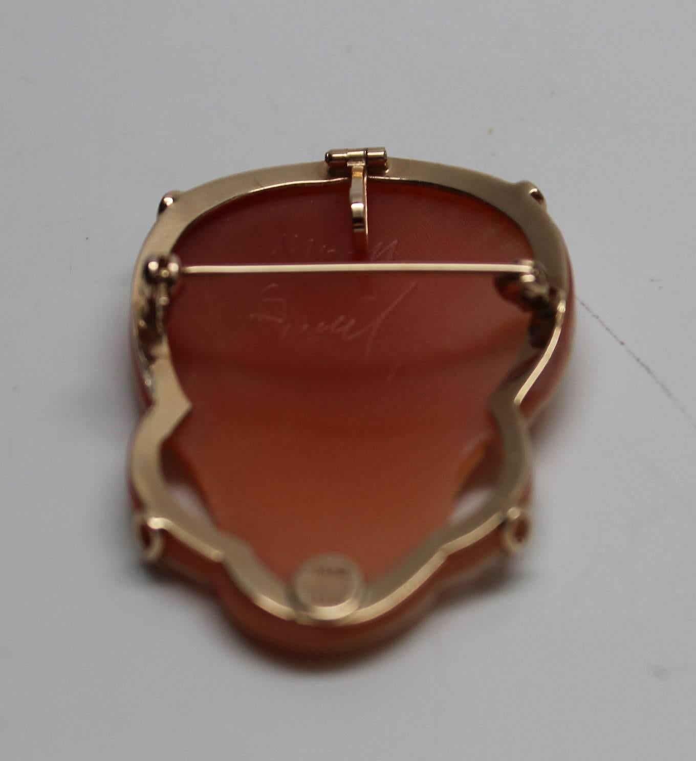 Vintage M + M Scognamiglio 14K Cameo Pendant/Pin In Excellent Condition For Sale In New York, NY