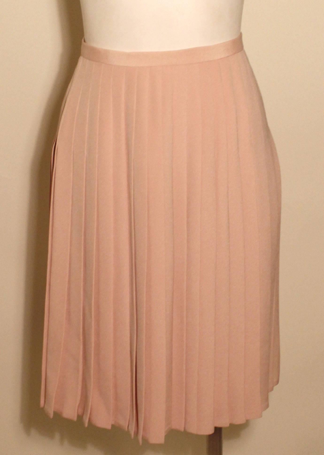 This Bill Blass skirt is a classic pleated style in a very appealing champagne pink. This flirty skirt is perfect for Valentines Day and to make any spring outfit brighter. 