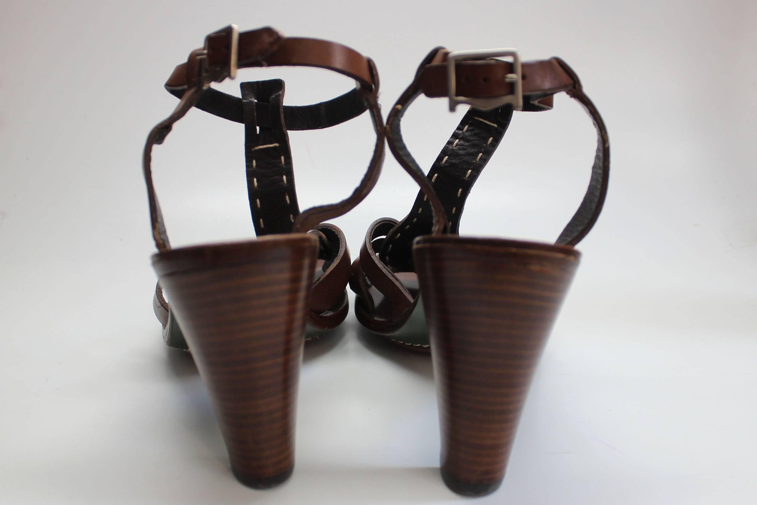 Vintage Max Mara Brown T Strap Sandals In Excellent Condition For Sale In New York, NY