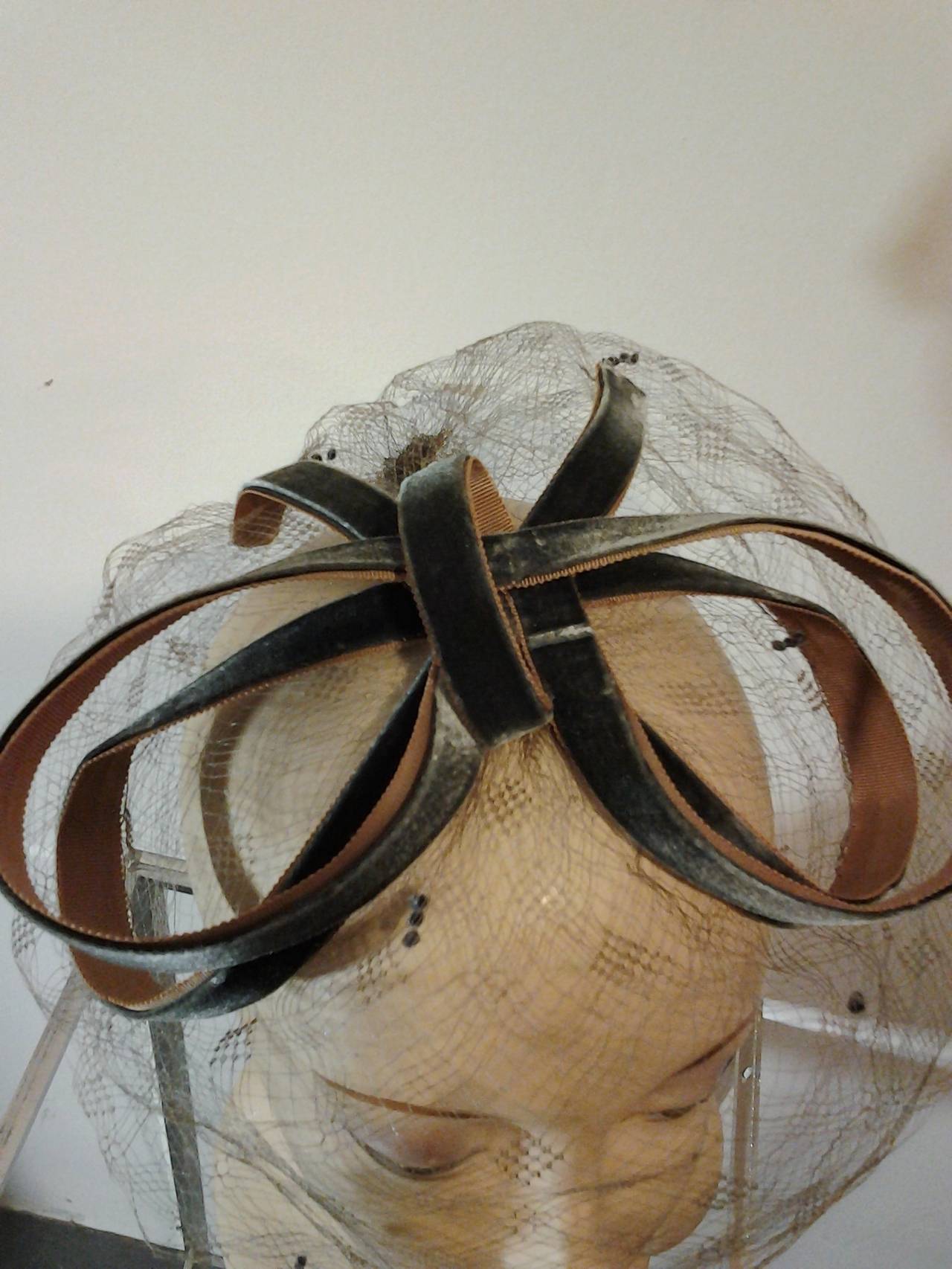 1960s Vidal Veiled Ribbon Fascinator Hat In Excellent Condition In Gresham, OR