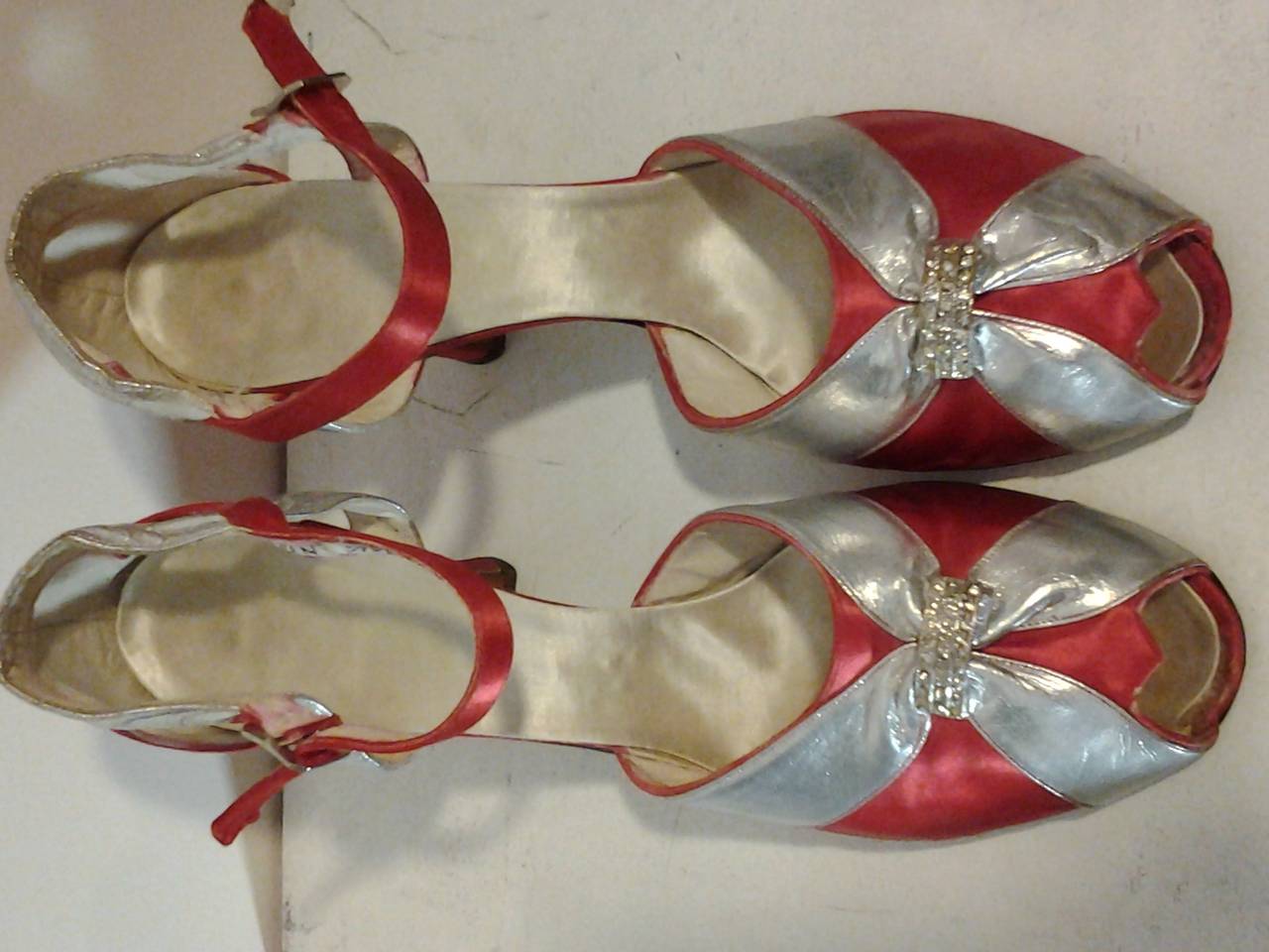 Brown 1930s Evening Sandals in Silver Leather and Red Satin - Size 8.5