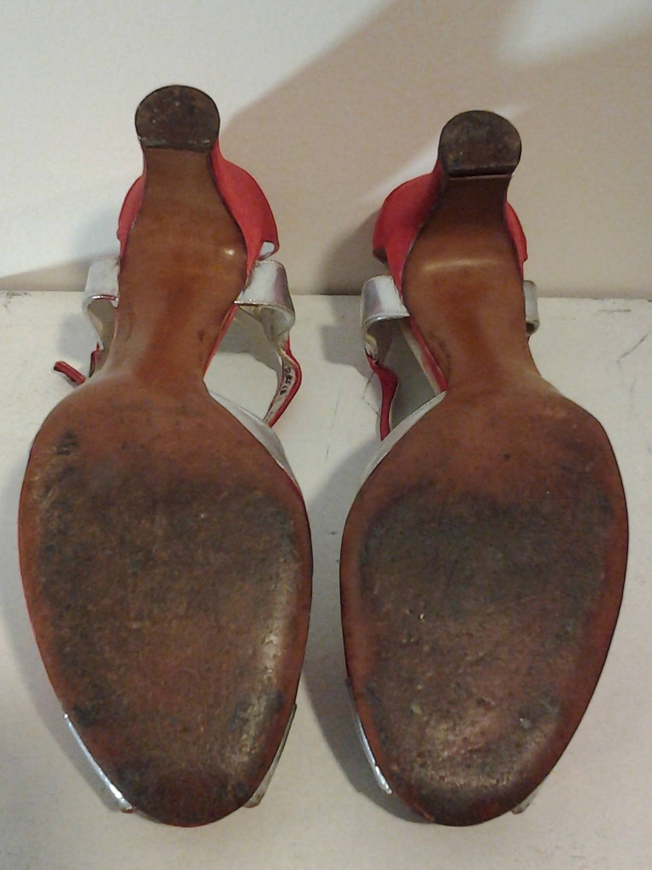 1930s Evening Sandals in Silver Leather and Red Satin - Size 8.5 In Excellent Condition In Gresham, OR