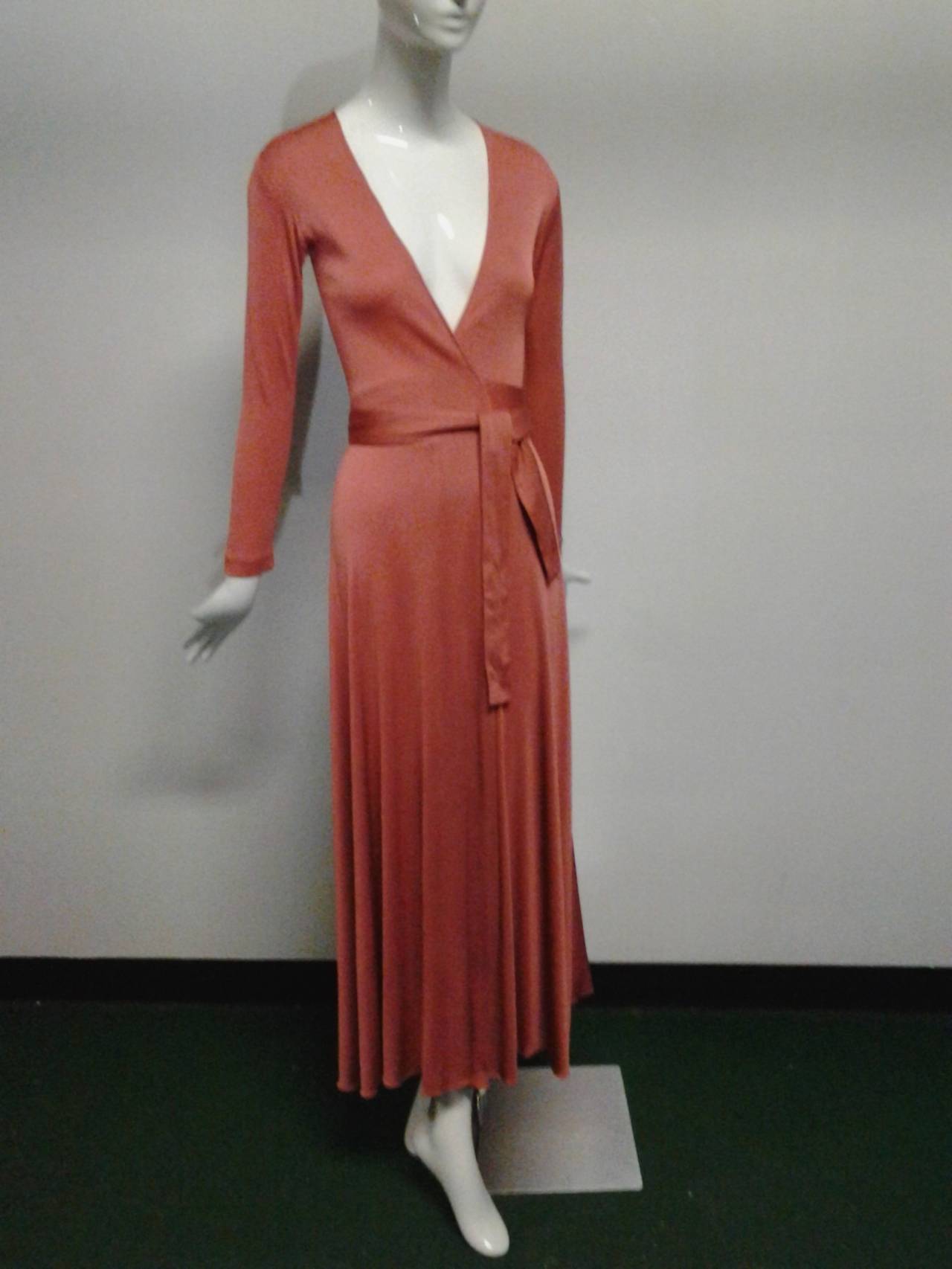 A sexy and slinky 1970s Scott Barrie persimmon color heavy weight rayon matte jersey disco wrap dress:  Plunging décolletage and belt tie.