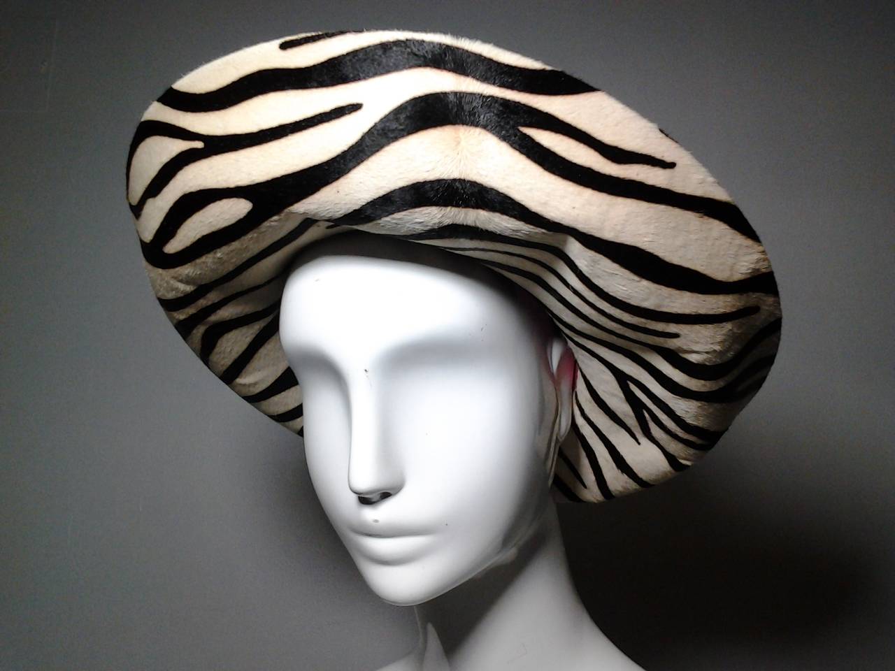 1960s Frank Olive zebra skin curved brim hat.  So smart and chic! 

Combs attached for securing to hairstyle.

Inner band measures 21