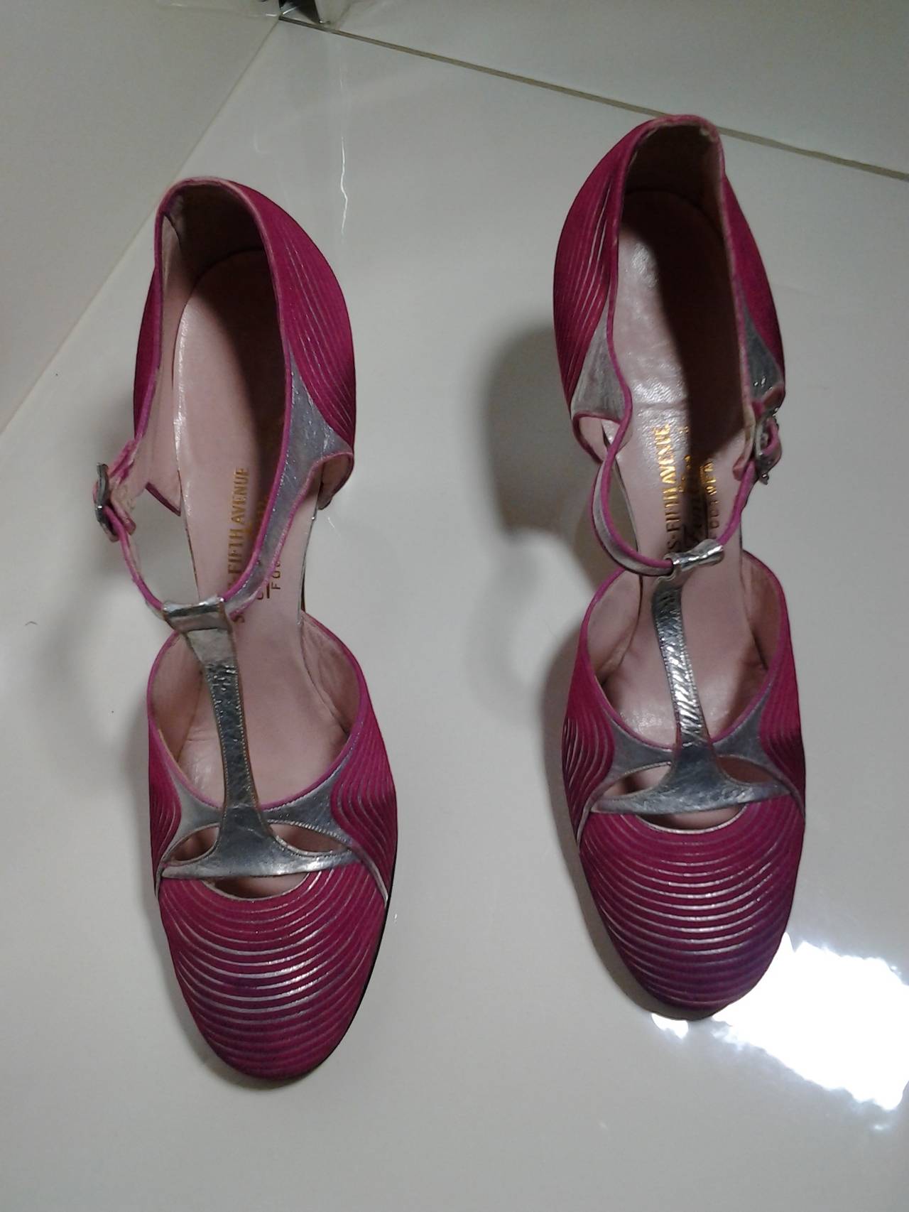 1920s Art Deco Silver Gilt Leather and Fuchsia Satin T-Strap Dancing Pump In Excellent Condition In Gresham, OR