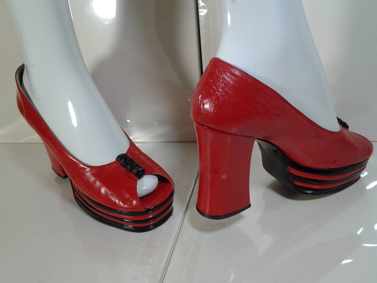 1970s Red Leather Peep-Toe Stacked-Platforms In Good Condition In Gresham, OR