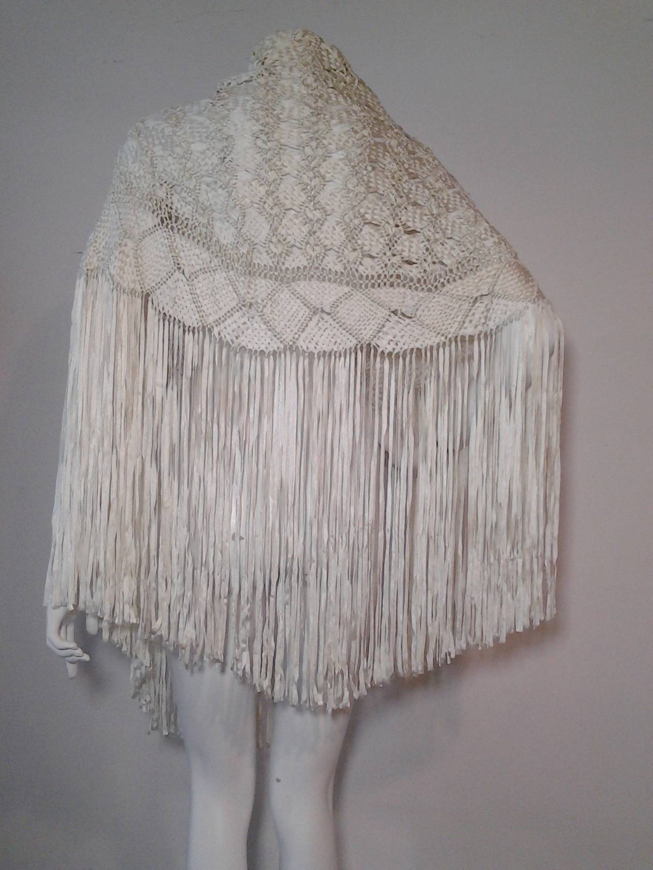 1970s White Rayon Ribbon Macrame Fringed Shawl In Excellent Condition In Gresham, OR