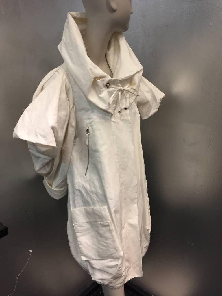 Un divertente parka anni '80 di Christian Lacroix in seta e tela di nylon:  stravaganti spalle e maniche a pieghe piene a forma di 