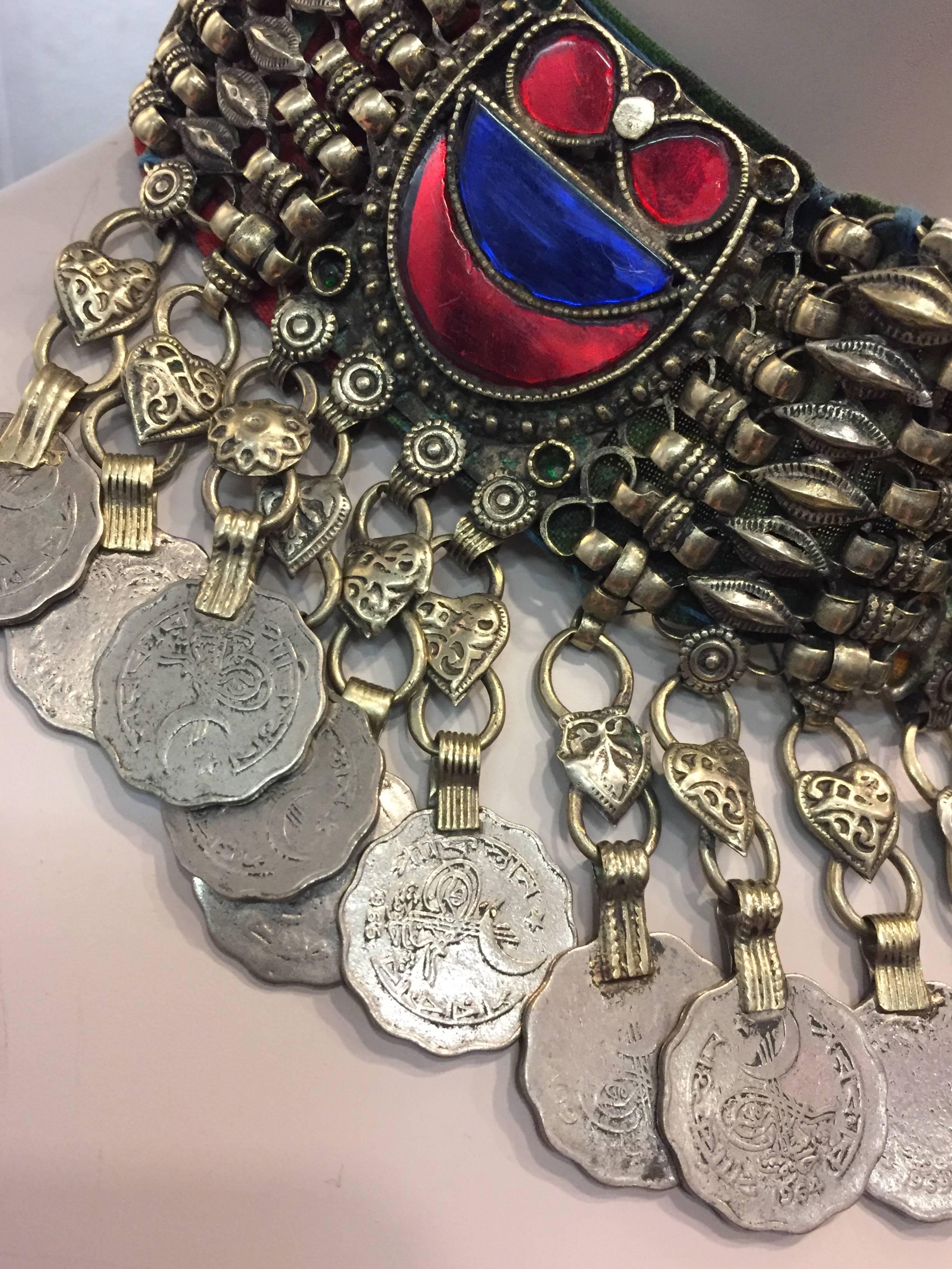Ethnic Coin Bib Halskette mit getönter Spiegelfliesen-Intarsie im Zustand „Hervorragend“ im Angebot in Gresham, OR