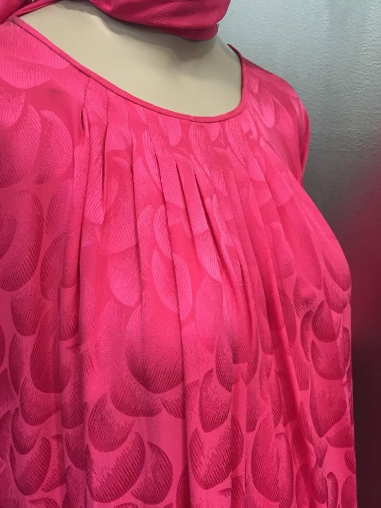 A gorgeous and simple 1980s Richilene fuchsia silk jacquard chemise dress with full 3/4 sleeves, pleated full neckline and bodice and original matching sash belt. Keyhole closure at back.