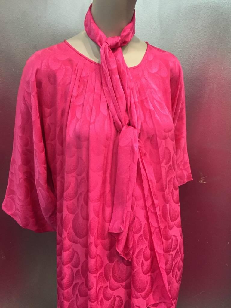 1980s Richilene Fuchsia Silk Jacquard Chemise Dress w Belt.  In Excellent Condition In Gresham, OR