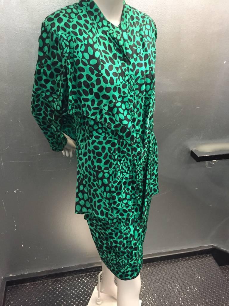 Gestuftes, geknöpftes Kleid mit Smaragd und schwarzem Elipse-Druck aus den 1980er Jahren im Angebot 1