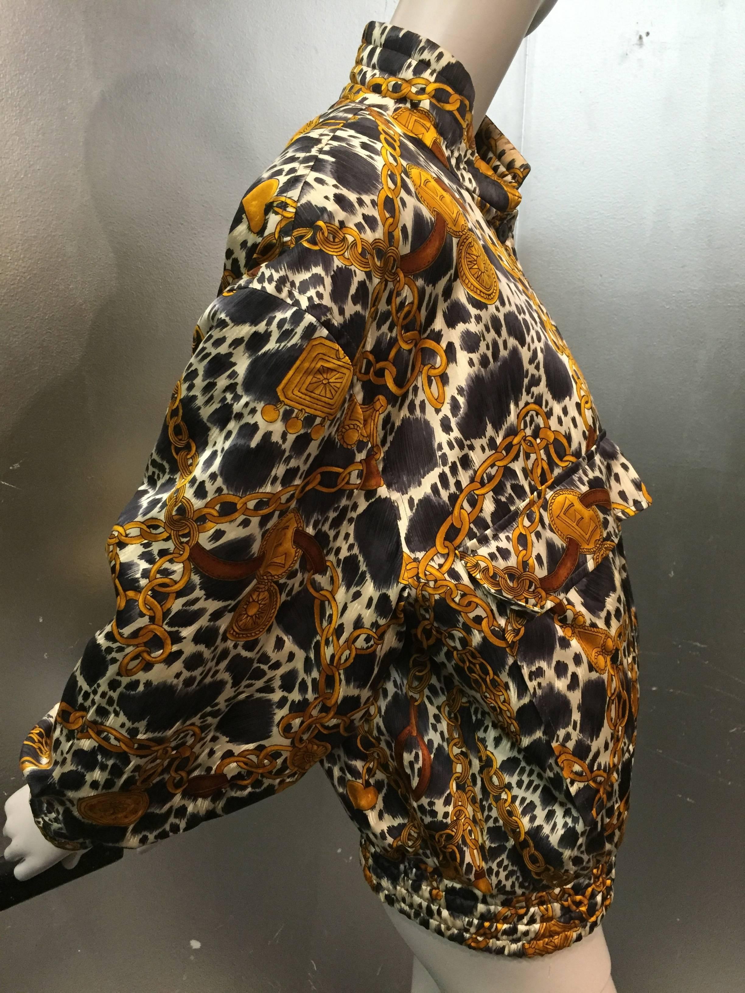 1980er Escada Seiden-Bomberjacke mit Ketten und Logo und Medaillondruck und Hund mit Ketten im Zustand „Hervorragend“ im Angebot in Gresham, OR