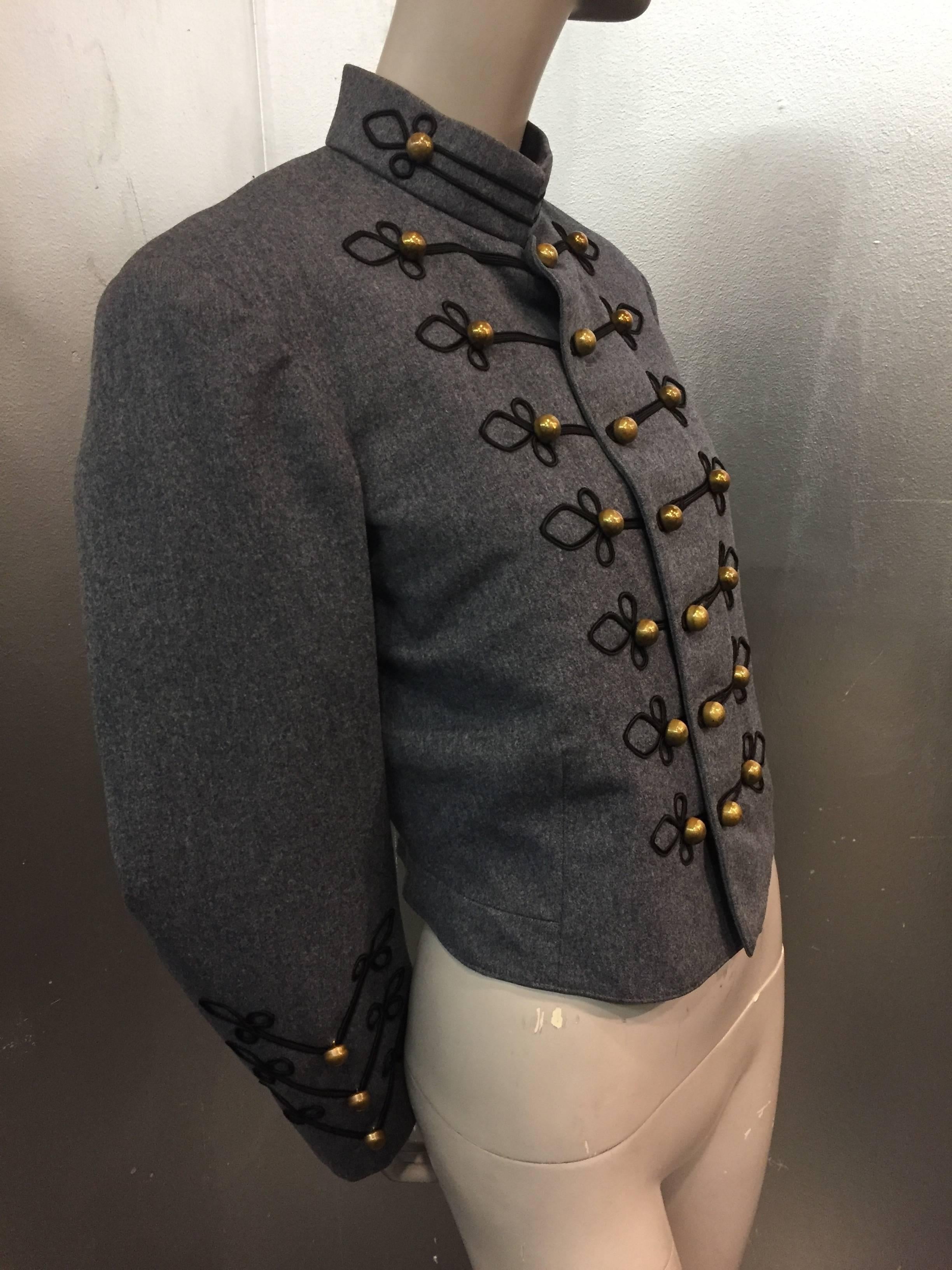 Dies ist eine fantastische und on-trend 1950's Military Band Jacket in einer Herrengröße Small. Ideal für einen modernen Frauen-Look, wenn er locker getragen wird. Hergestellt aus mittelschwerer Wolle mit wunderschönen Messingknöpfen und