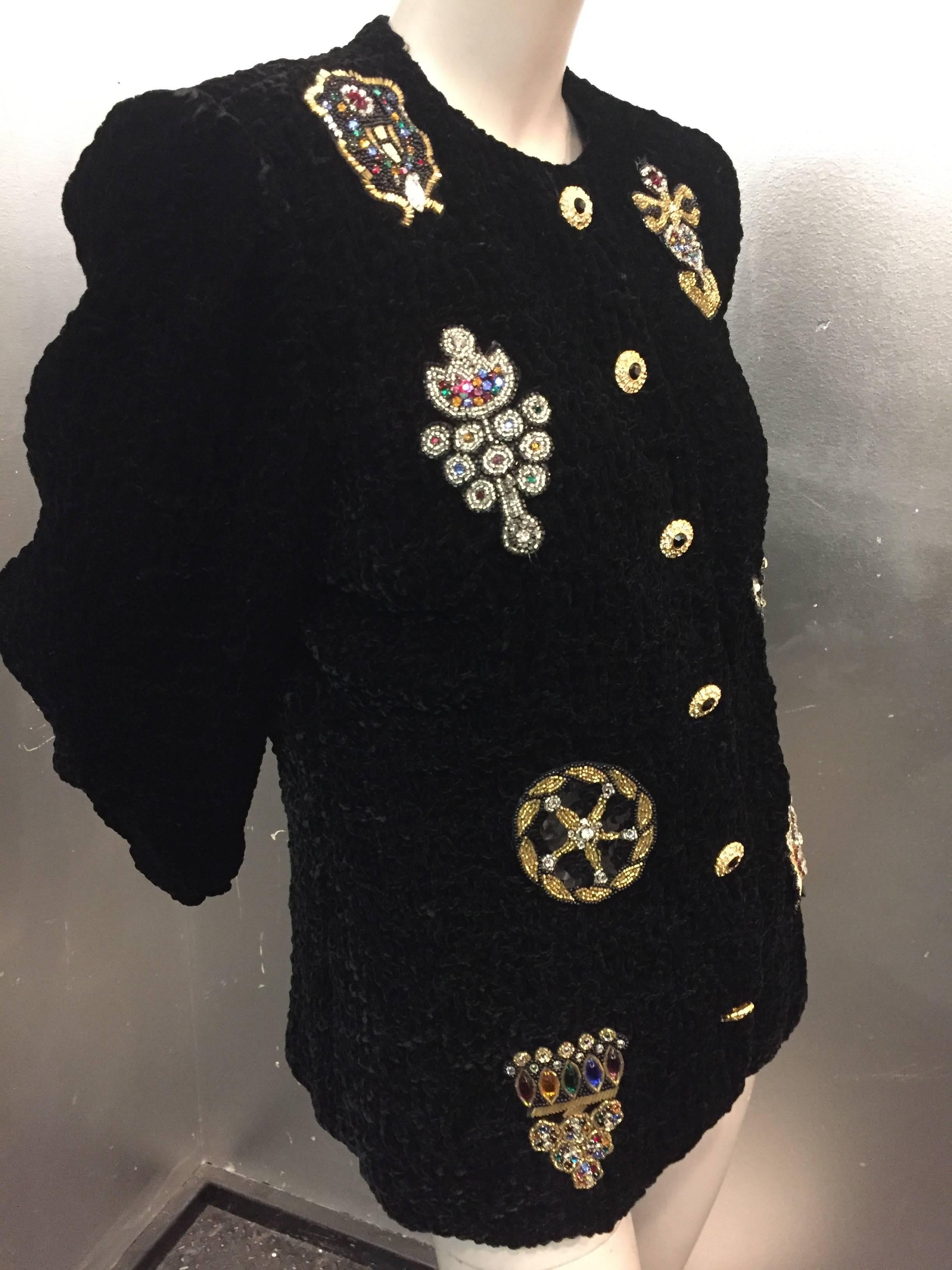 Veste de soirée en velours noir froncé des années 1980 avec médaillons appliqués à sequins et perles Pour femmes en vente