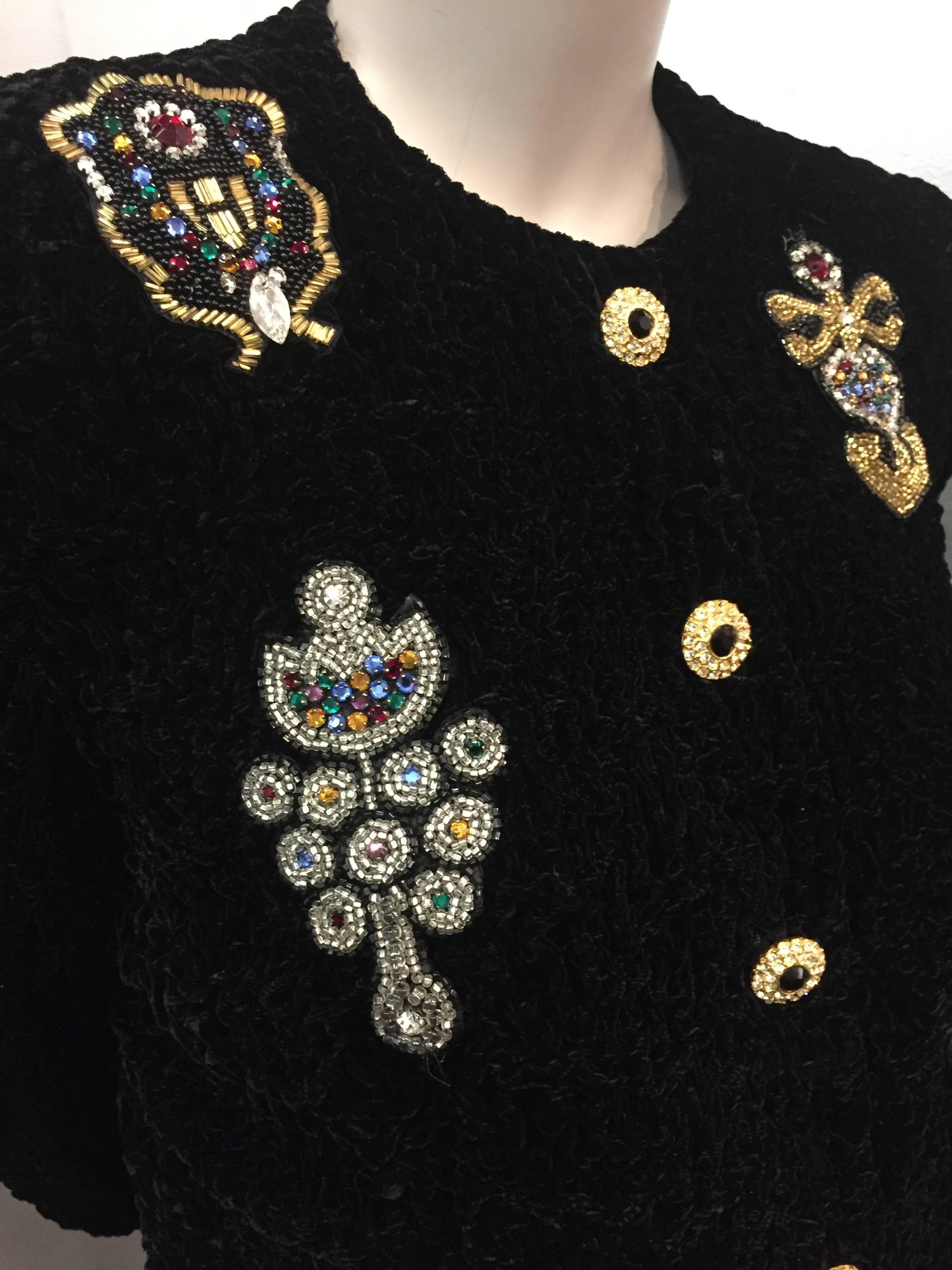 Noir Veste de soirée en velours noir froncé des années 1980 avec médaillons appliqués à sequins et perles en vente