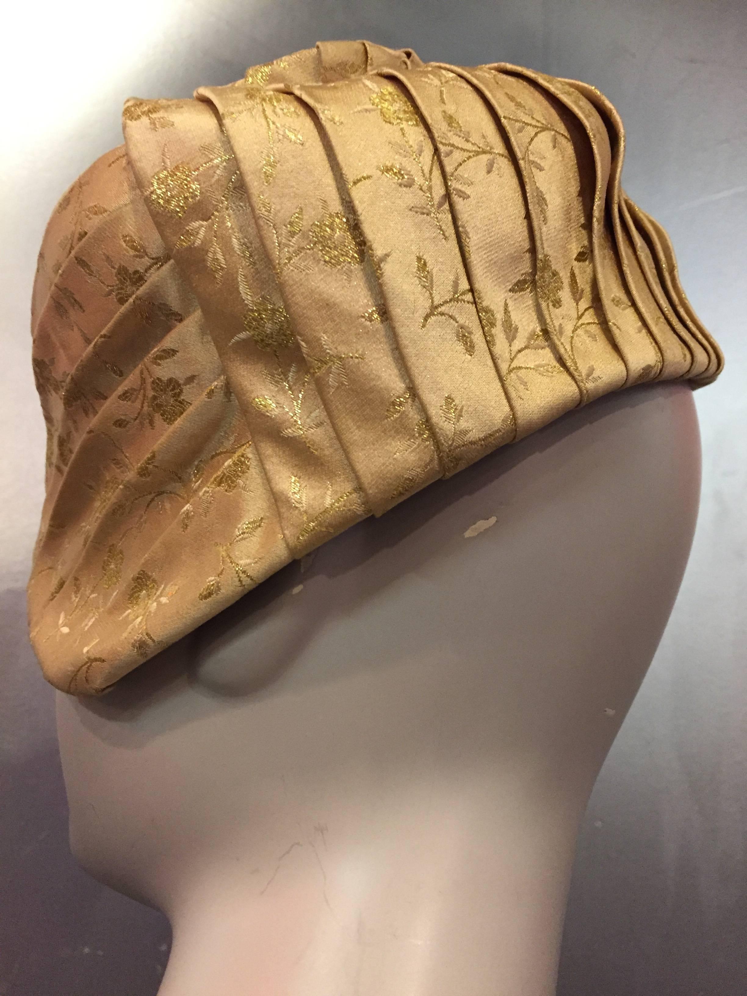 1950er Jahre Tatiana Gold Seide Lamé Brokat plissiert asymmetrische Cocktail Hut im Zustand „Hervorragend“ im Angebot in Gresham, OR