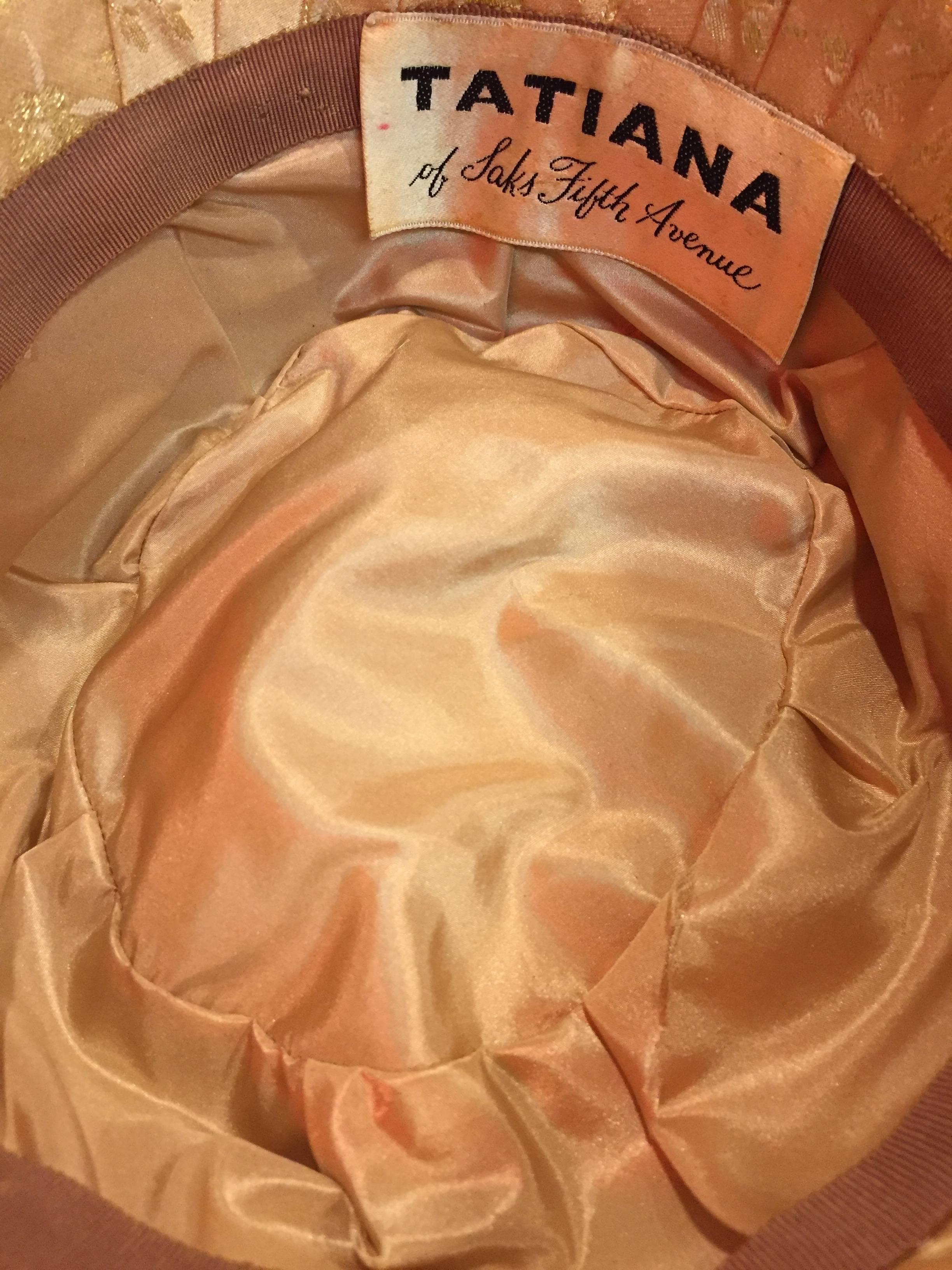 1950er Jahre Tatiana Gold Seide Lamé Brokat plissiert asymmetrische Cocktail Hut Damen im Angebot