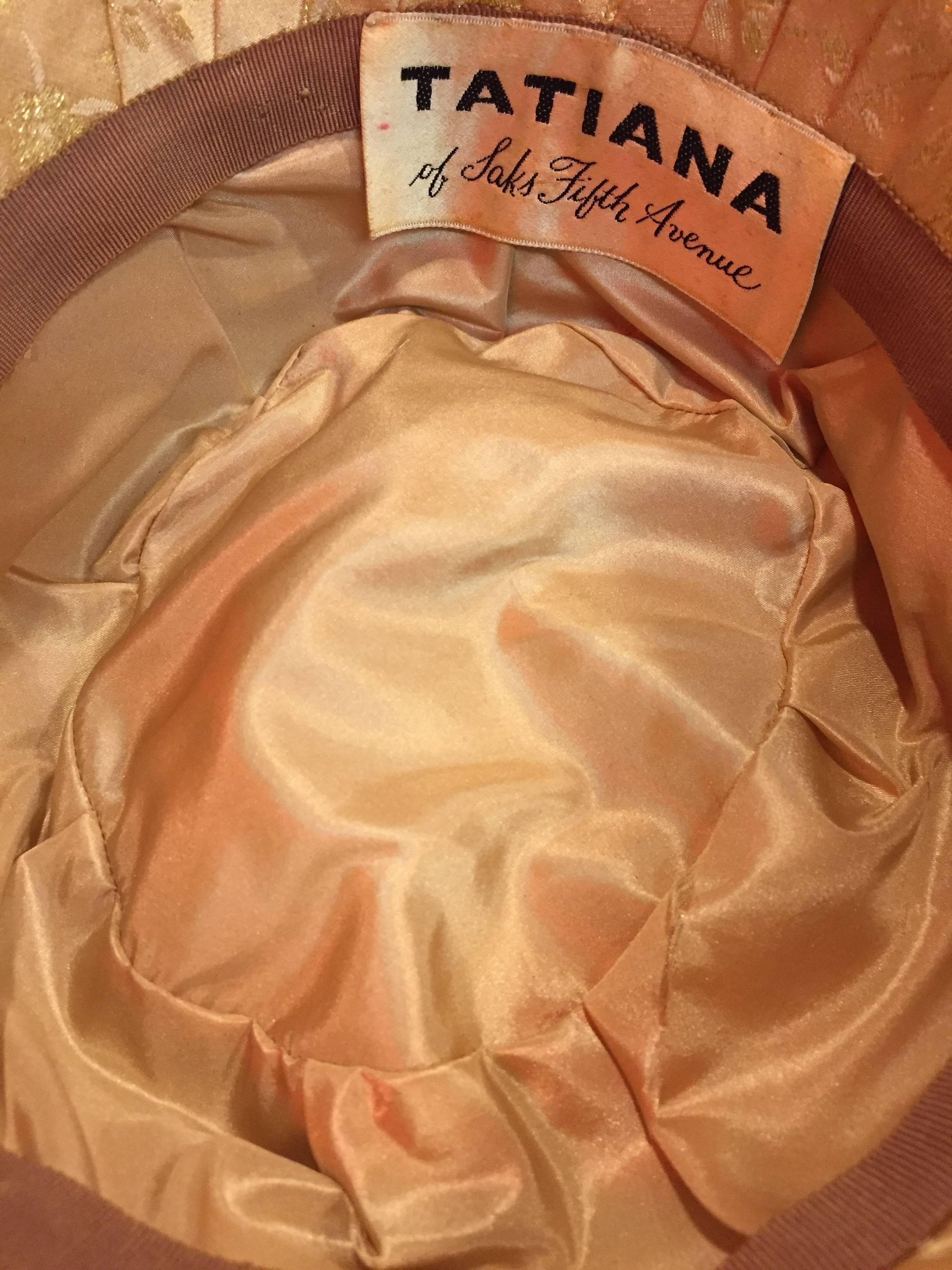 1950er Tatiana Gold Seidenlamé Brokat plissiert asymmetrisch Cocktail Hut Damen im Angebot