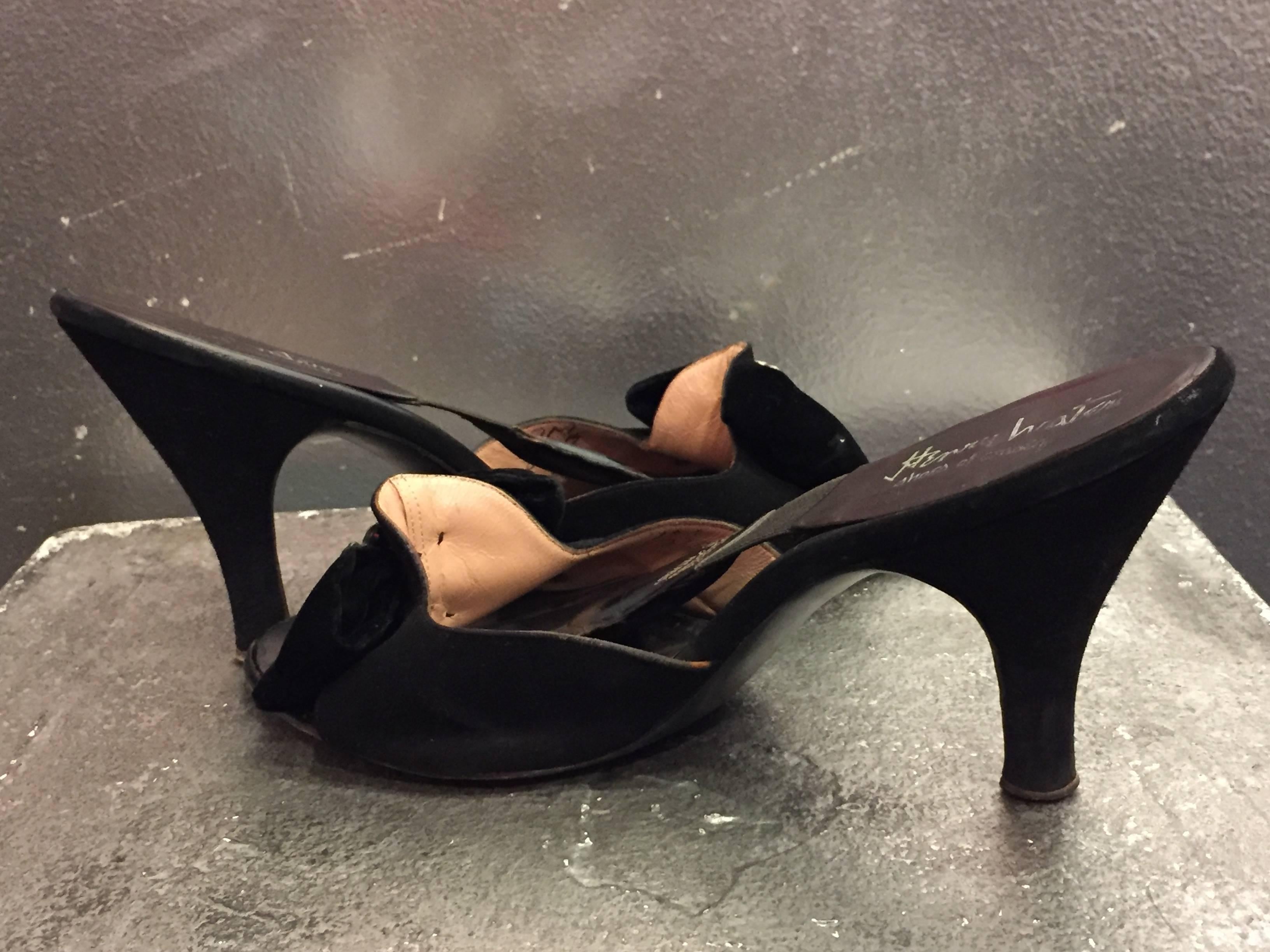 1950 Henry Waters - Shoes of Consequence in camoscio nero e velluto Spring-O-Lators con fiocco con fibbia di strass (foderate in rosa). Taglia 7M.