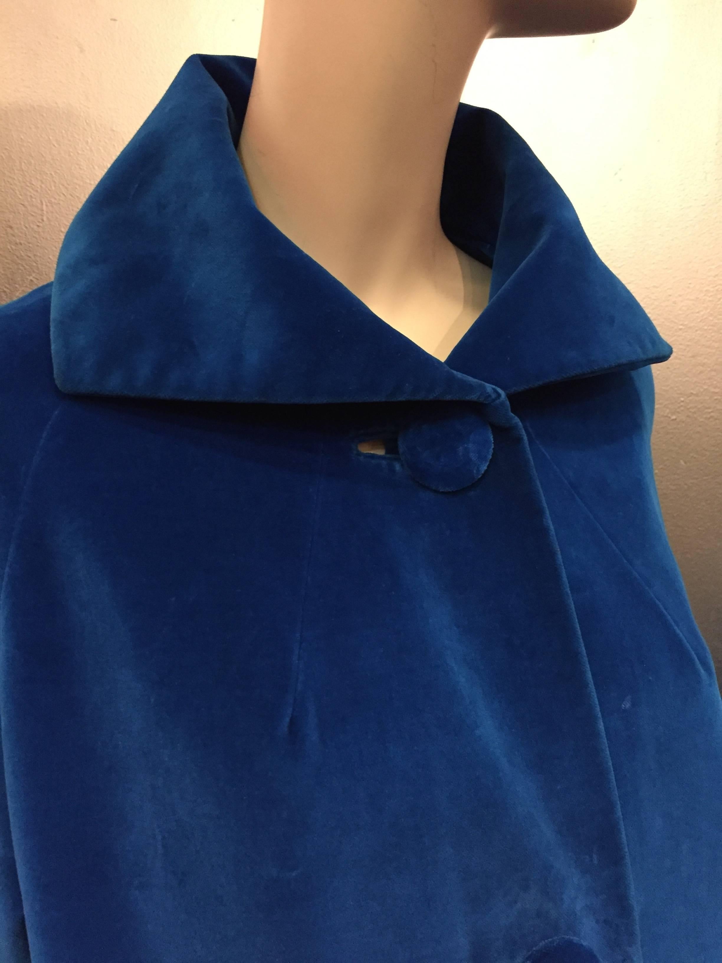 A gorgeous cobalt blue cotton velveteen stroller coat with lush collar, covered buttons, side pockets and 3/4 length sleeves. Fully lined. 