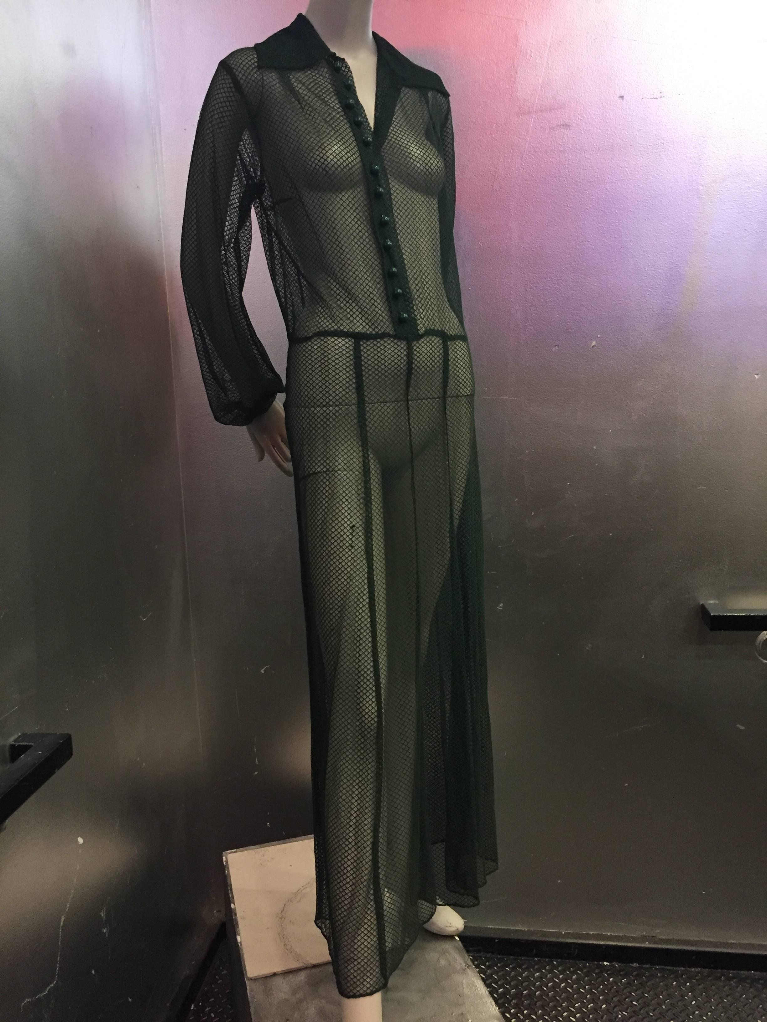 An outstanding and modern net gown from the 30's. Featuring a wide collar, round bakelite buttons in a slightly lighter shade of green accentuate the bodice. Sleek design that can be worn with any underpinning. 

US Size 6. 