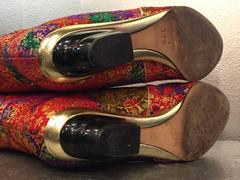 Stivali Escada anni '80 in broccato laminato rosso, viola e verde, con tacco a spillo