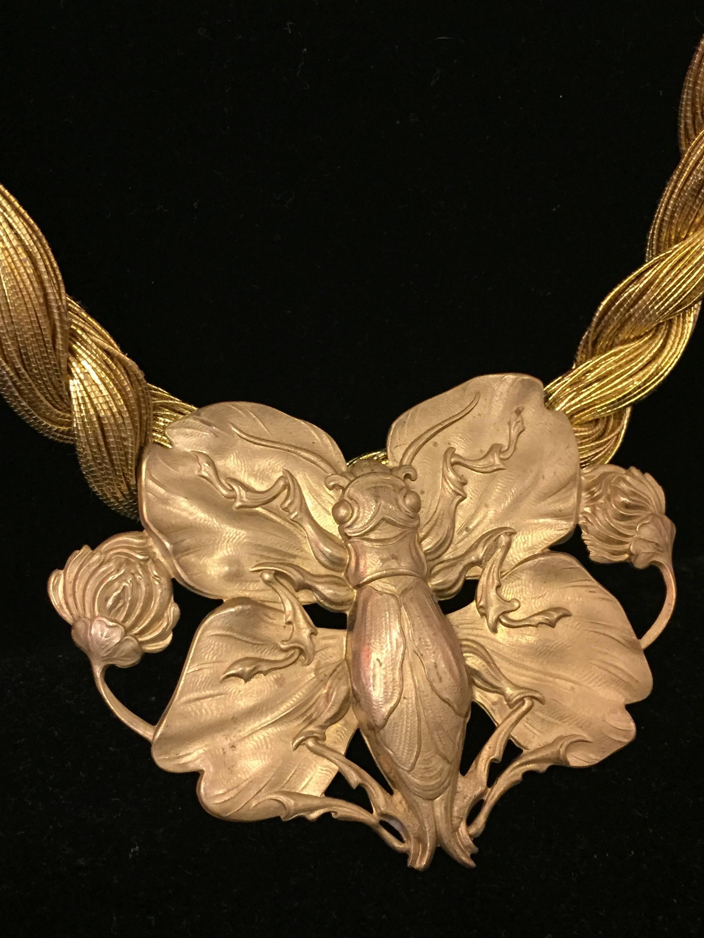 Eine wunderschöne, authentische Jugendstil-Brosche aus goldfarbenem Metall mit botanischen und Käfer-Figuren.  Kann als Brosche getragen werden oder an einem modernen goldenen Seilgeflecht-Kropfband befestigt werden. 