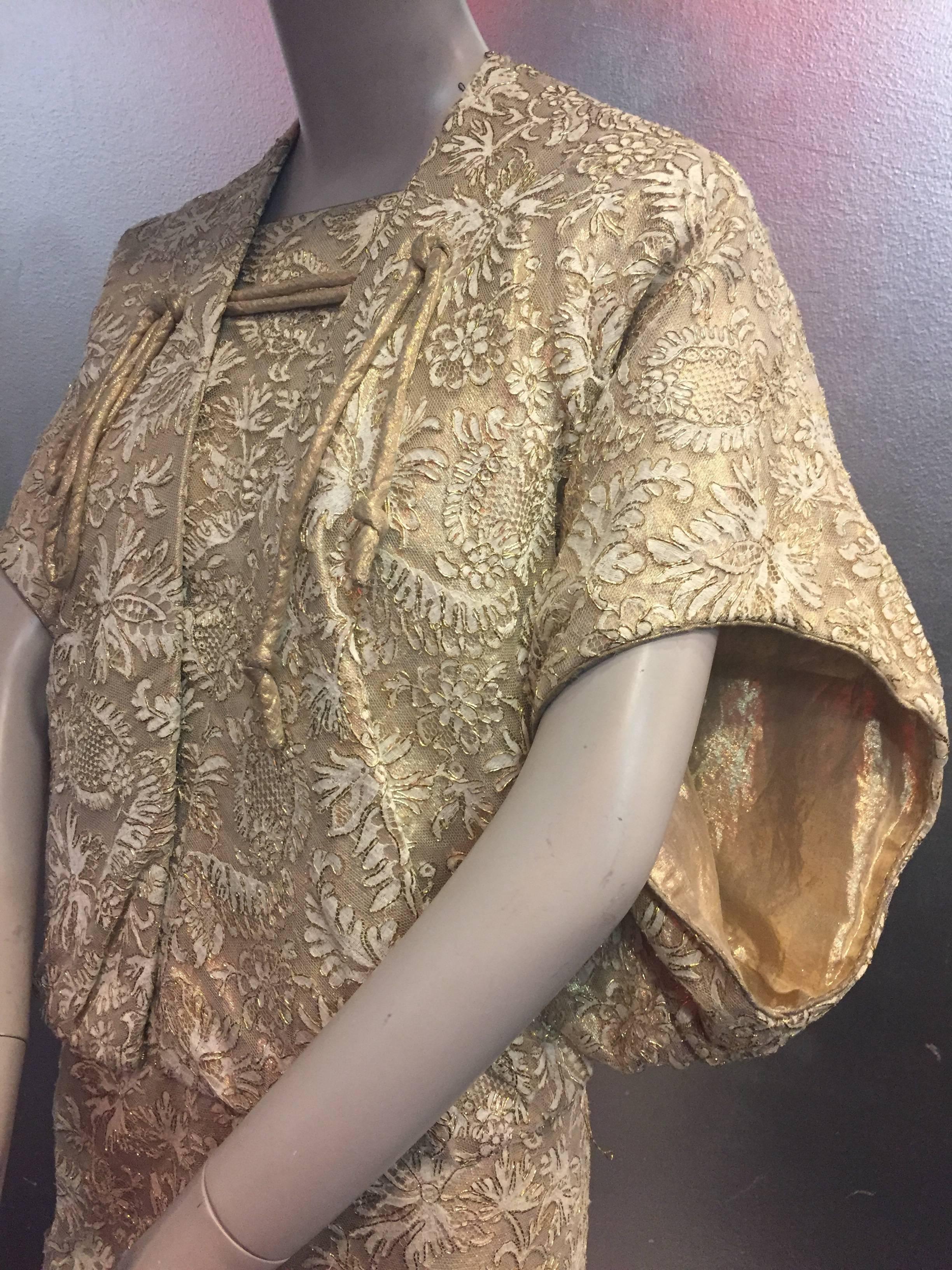 Exquisite 1950s Don Loper Gold Lamé Lace Sheath Dress w Matching Cocoon Bolero In Excellent Condition In Gresham, OR