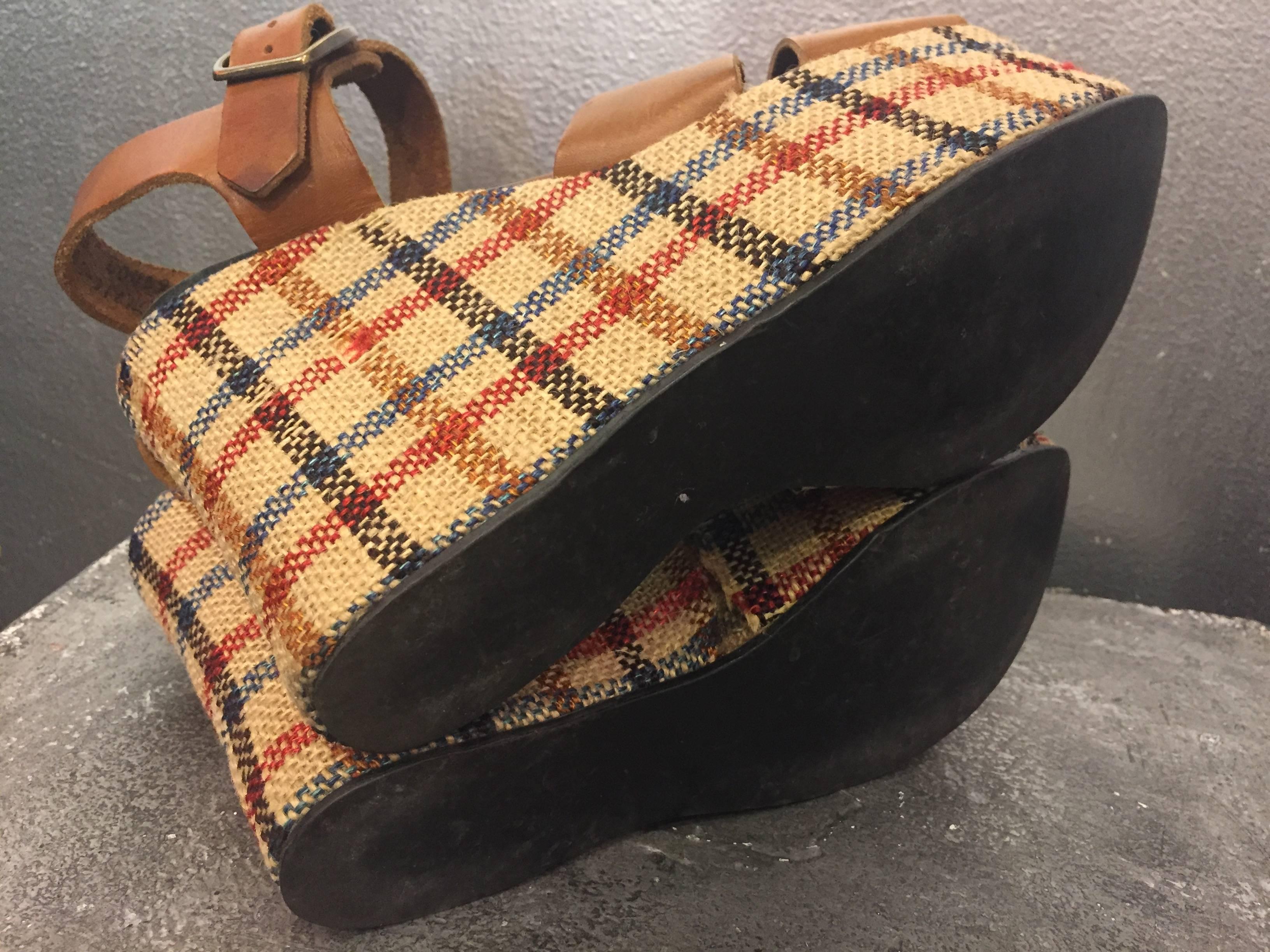 1960's Quality Craft Burlap Plaid Wedge Platforms In Good Condition For Sale In Gresham, OR