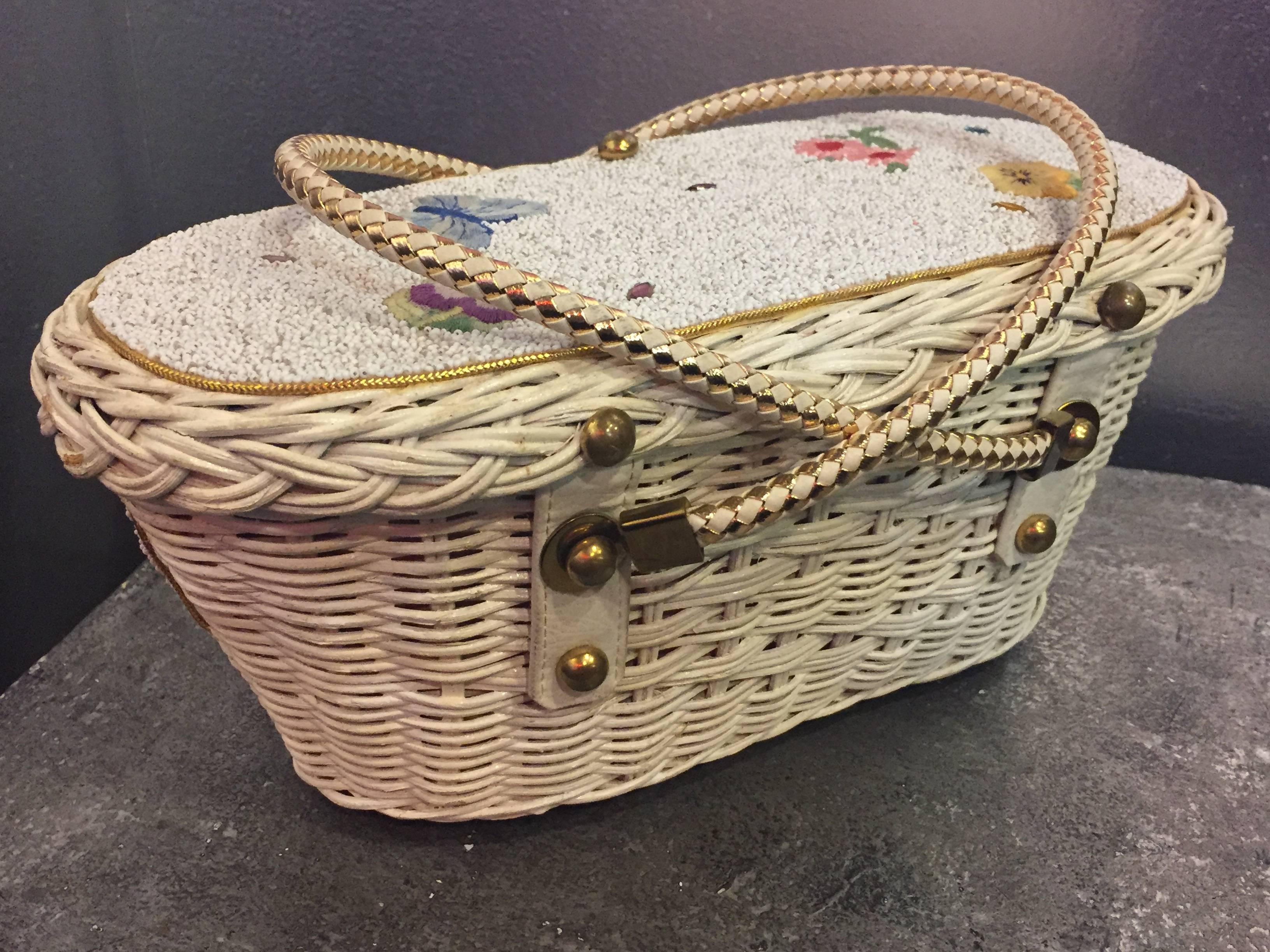 1950's Beaded & Wicker Floral Basket Novelty Bag   In Excellent Condition In Gresham, OR