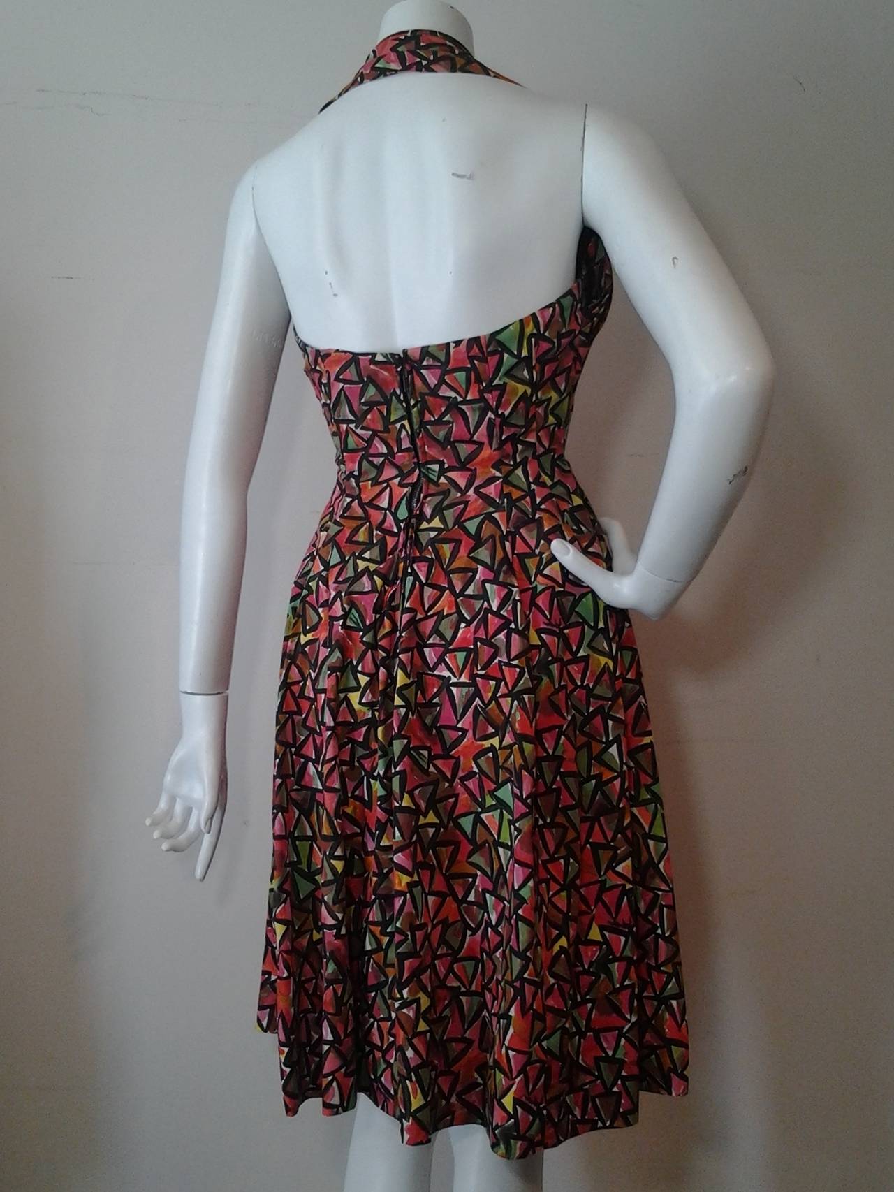 A super-cute 1950s Suzie Perette cotton halter sundress in a bold graphic print. Boned and lined bodice. Very full gored skirt.