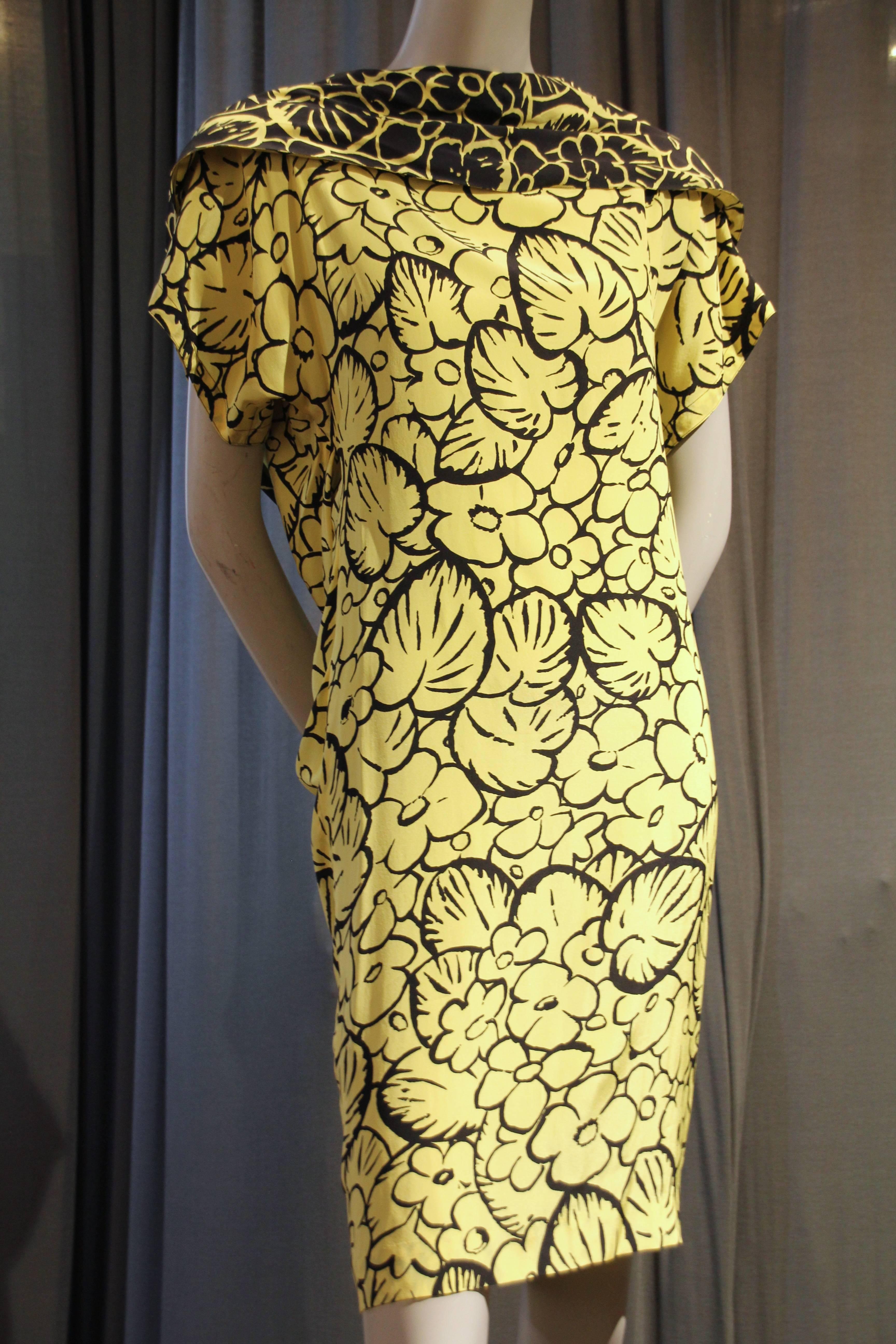 1980s Gianni Versace Yellow and Black Floral Print Silk Dress w Draped Back (Robe en soie à imprimé floral jaune et noir avec dos drapé) Excellent état - En vente à Gresham, OR