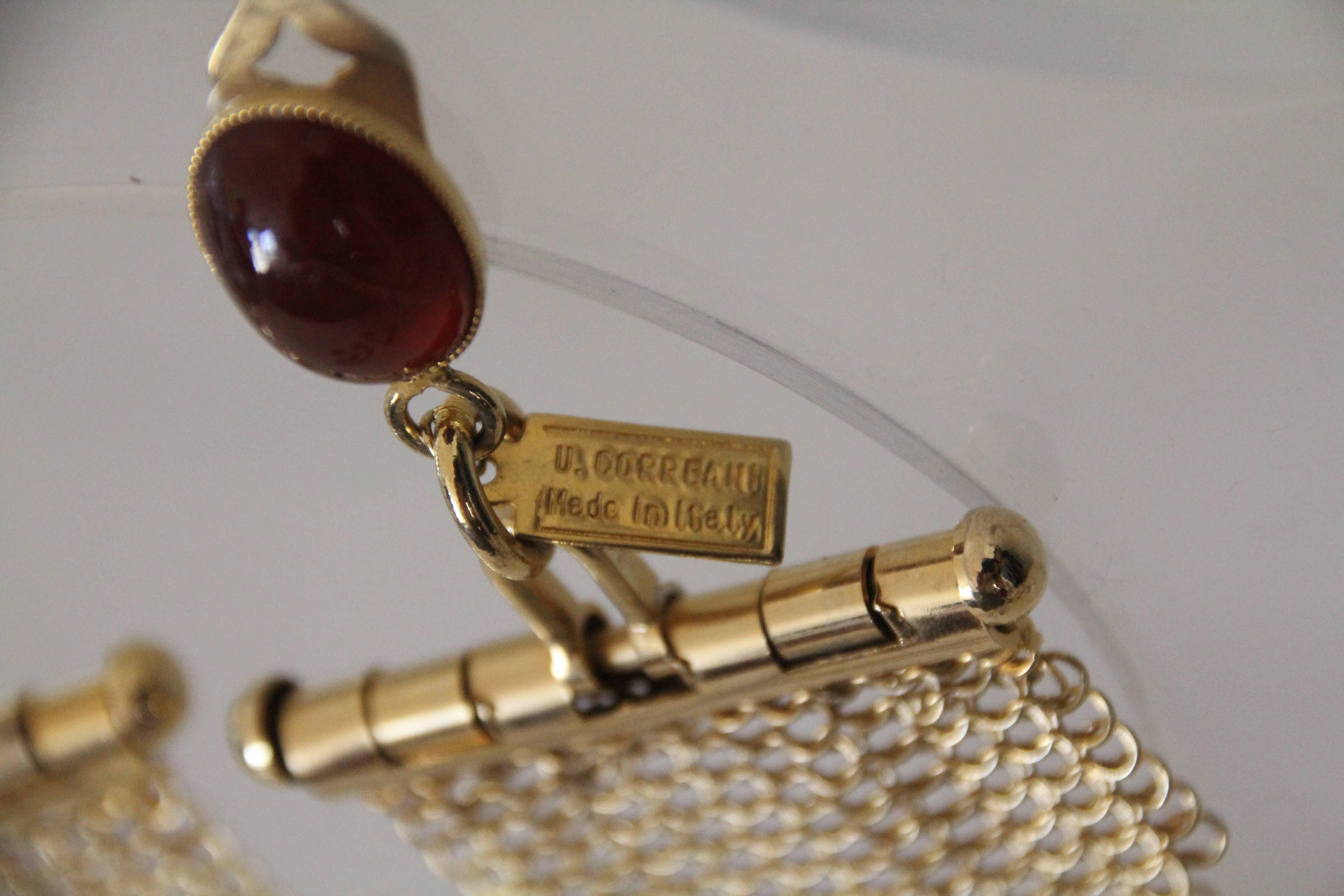 1980er Jahre U. Correani Goldfarbene Ketten-Mail-Fransen-Ohrringe mit Karneolglasstein (Moderne) im Angebot