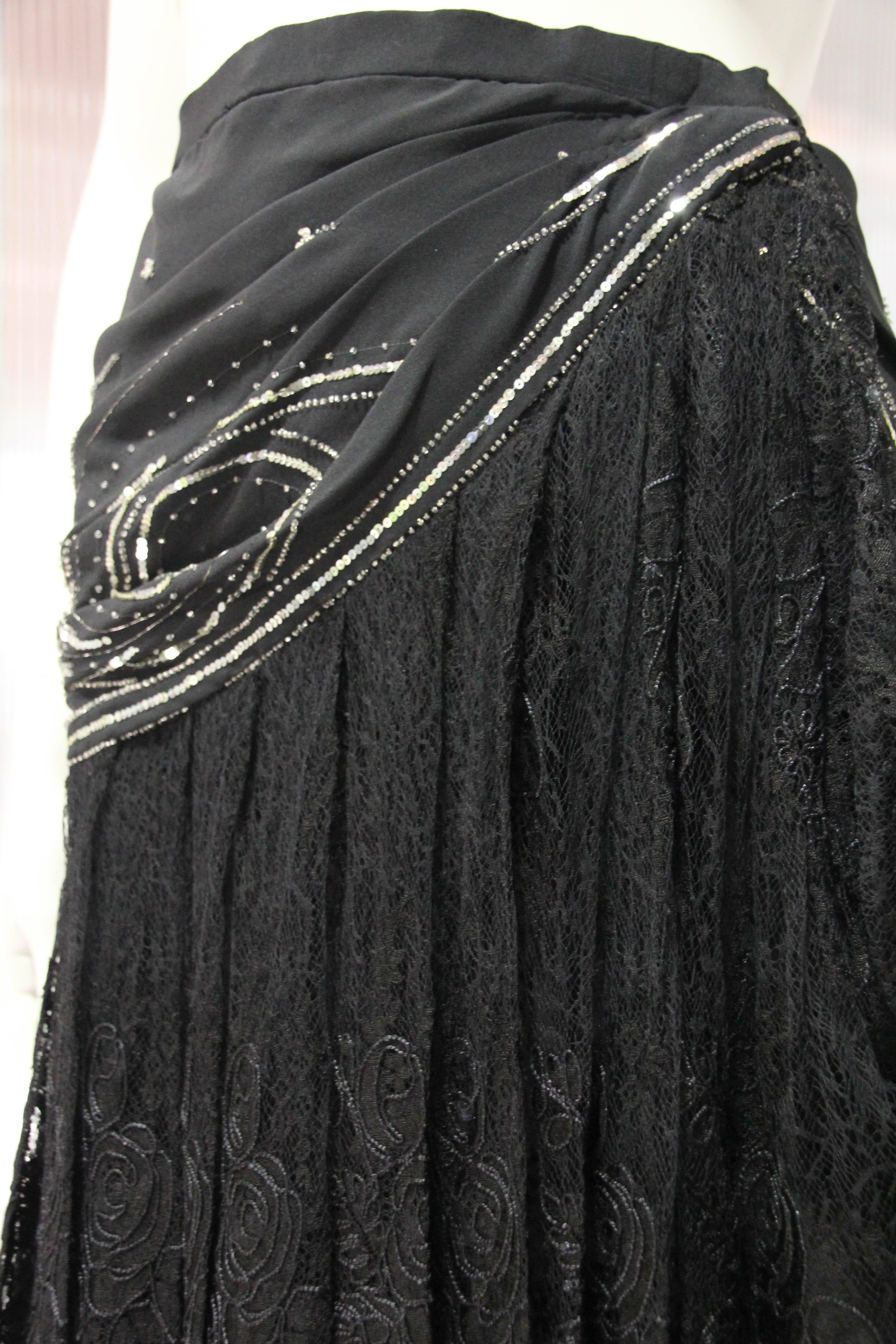 Preciosa maxifalda de efecto envolvente de encaje francés de Emanuel Ungaro Couture de los años 80, con superposición de cuentas y lentejuelas en la cadera. Bajo falda de gasa de seda.