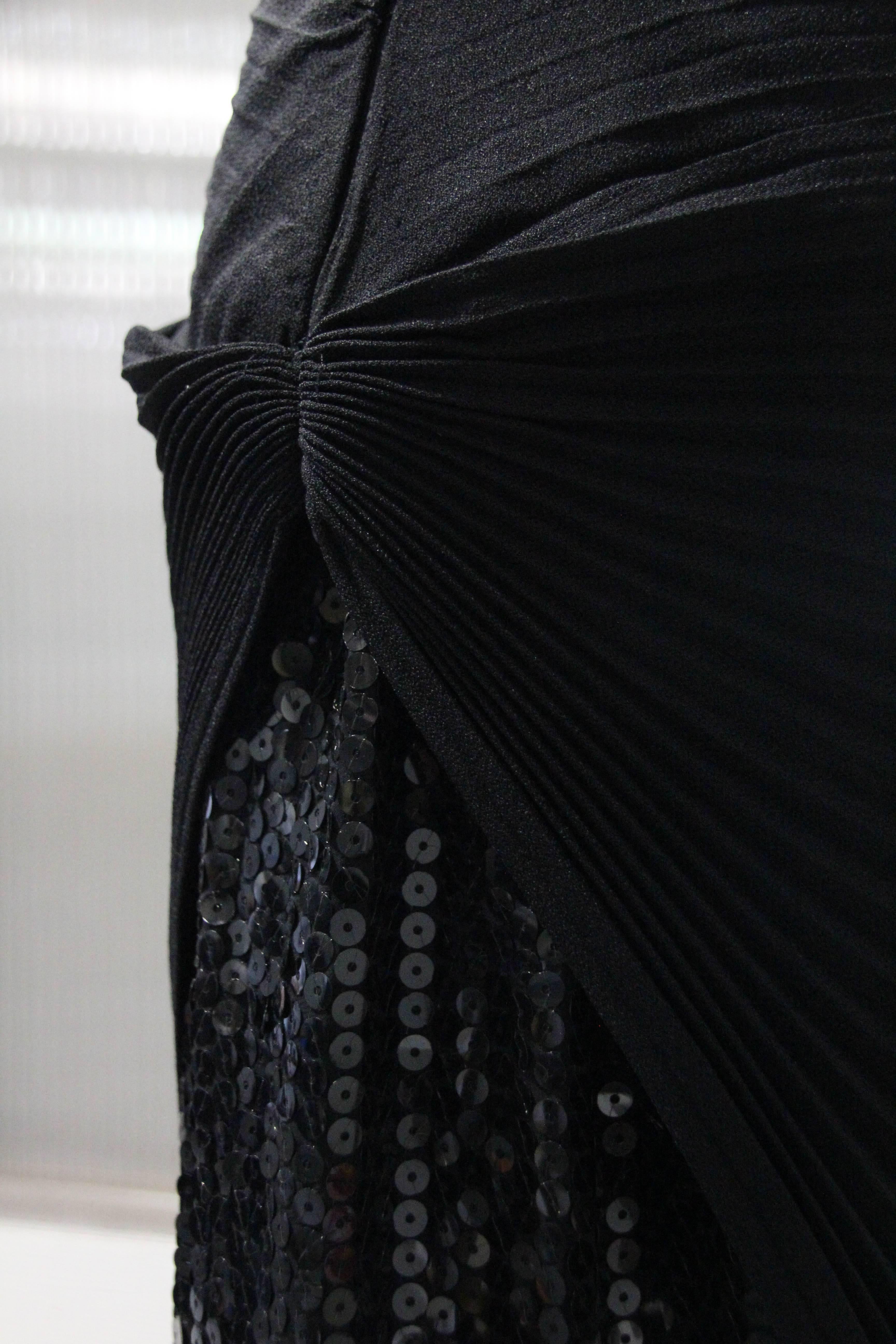 1970 Lorris Azzaro Vestido plisado de un solo hombro de crepé de rayón negro con paneles de lentejuelas en Excelente estado para la venta en Gresham, OR
