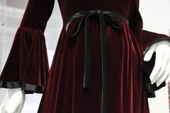 Abito in velluto bordeaux di Ferdinando Sarmi della fine degli anni '60 con orlo e polsini svasati