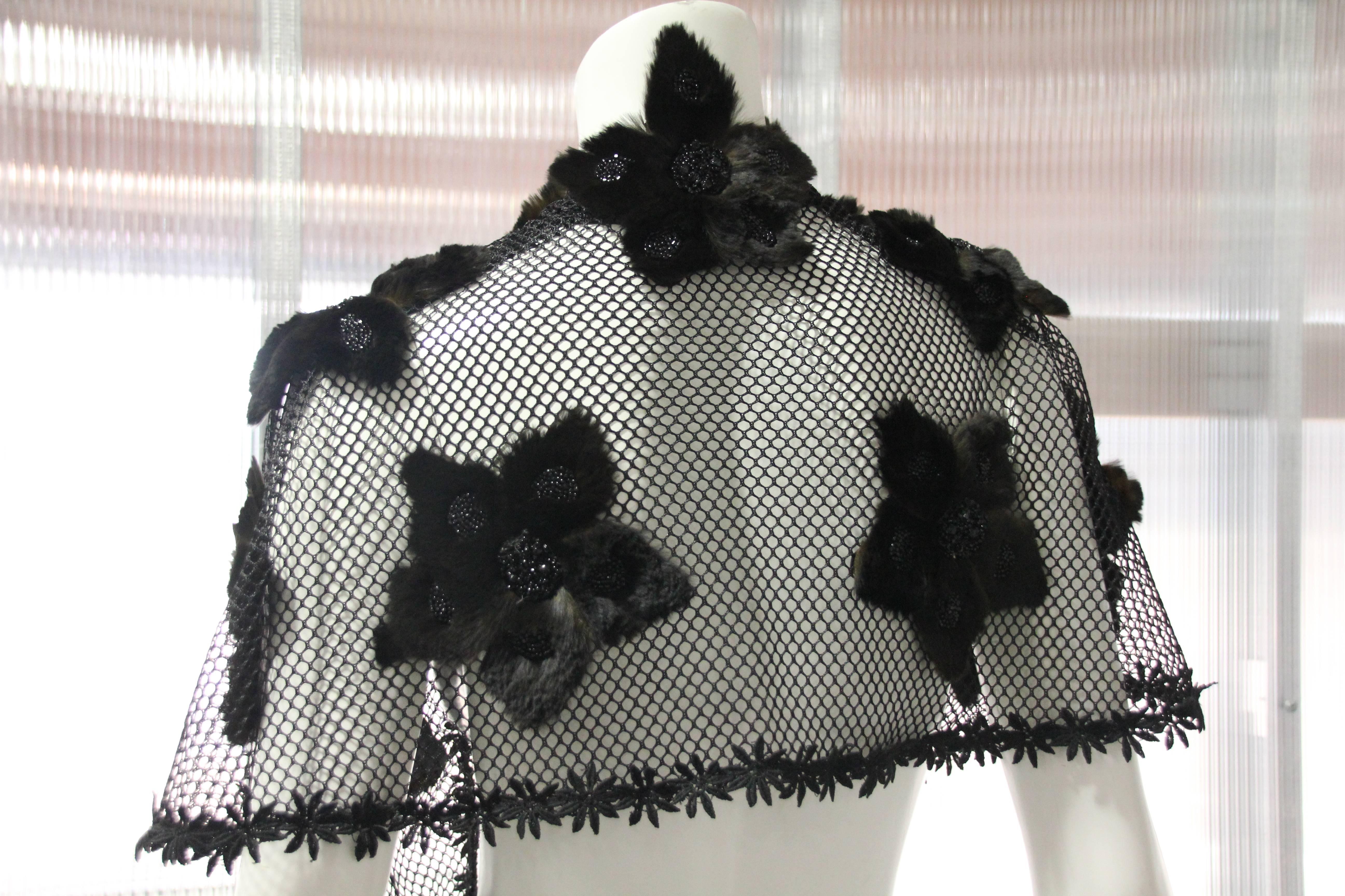 Noir Capuchon en filet nid d'abeille style années 1930 avec applications de fleurs en fourrure perlée en vente