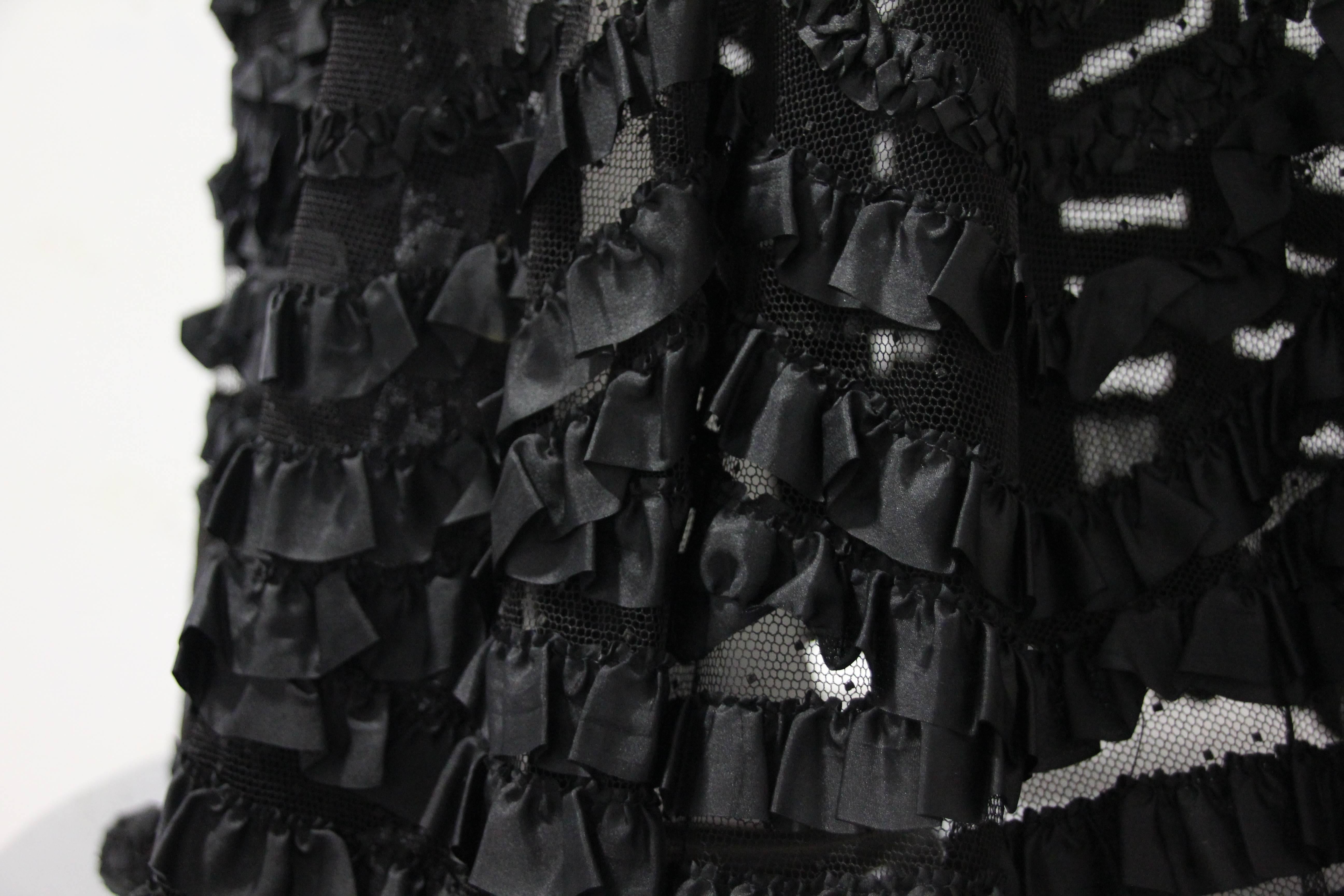Schwarzes schwarzes weibliches Peek-a-Boo-Kleid aus Tüll mit viktorianischen Perlenverzierungen, Rüschen und Leder 2