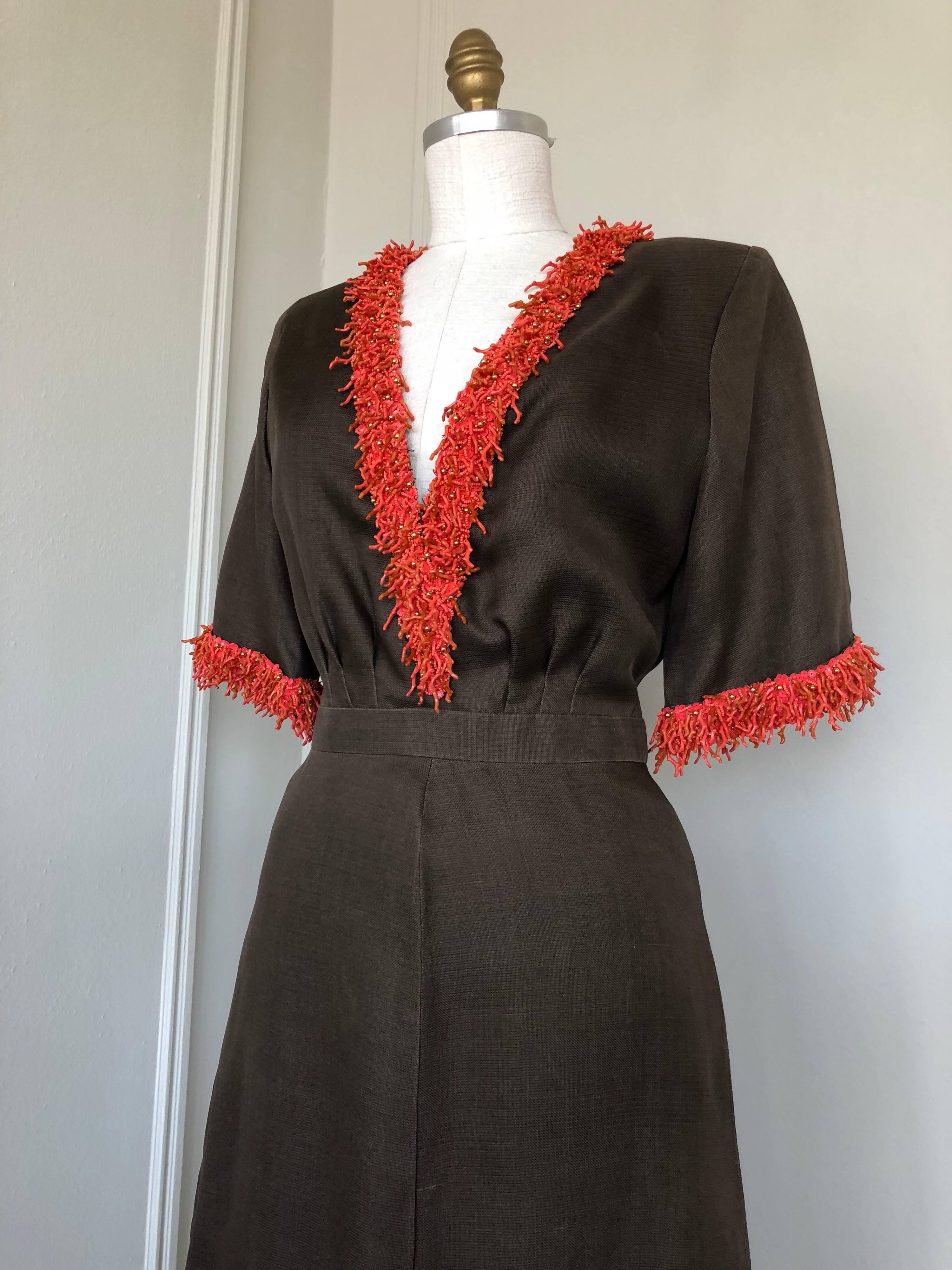 Años 80 Nina Ricci Couture Bata de verano en seda de chocolate con ribete de rama de coral Negro en venta