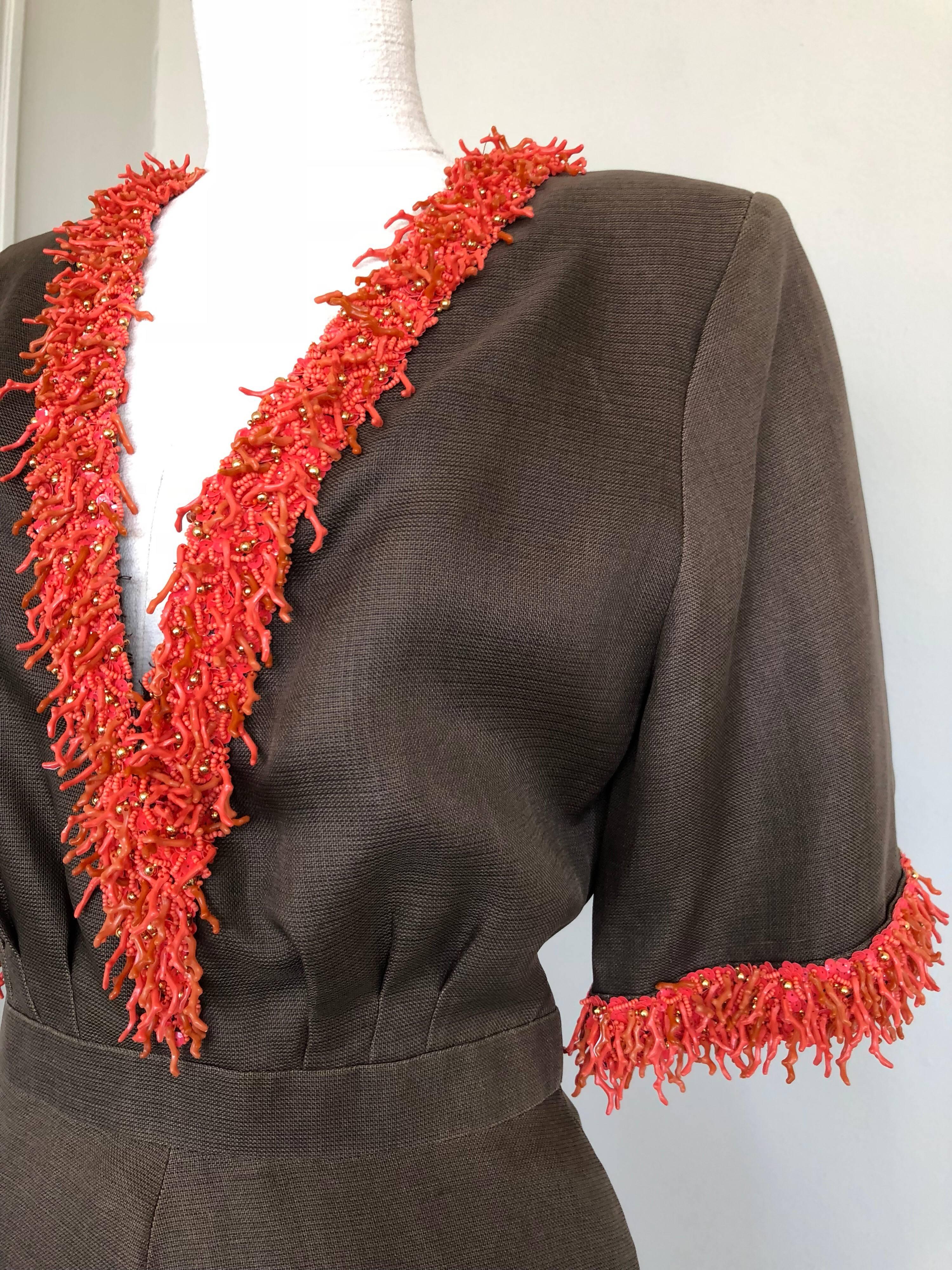Años 80 Nina Ricci Couture Bata de verano en seda de chocolate con ribete de rama de coral en Excelente estado para la venta en Gresham, OR