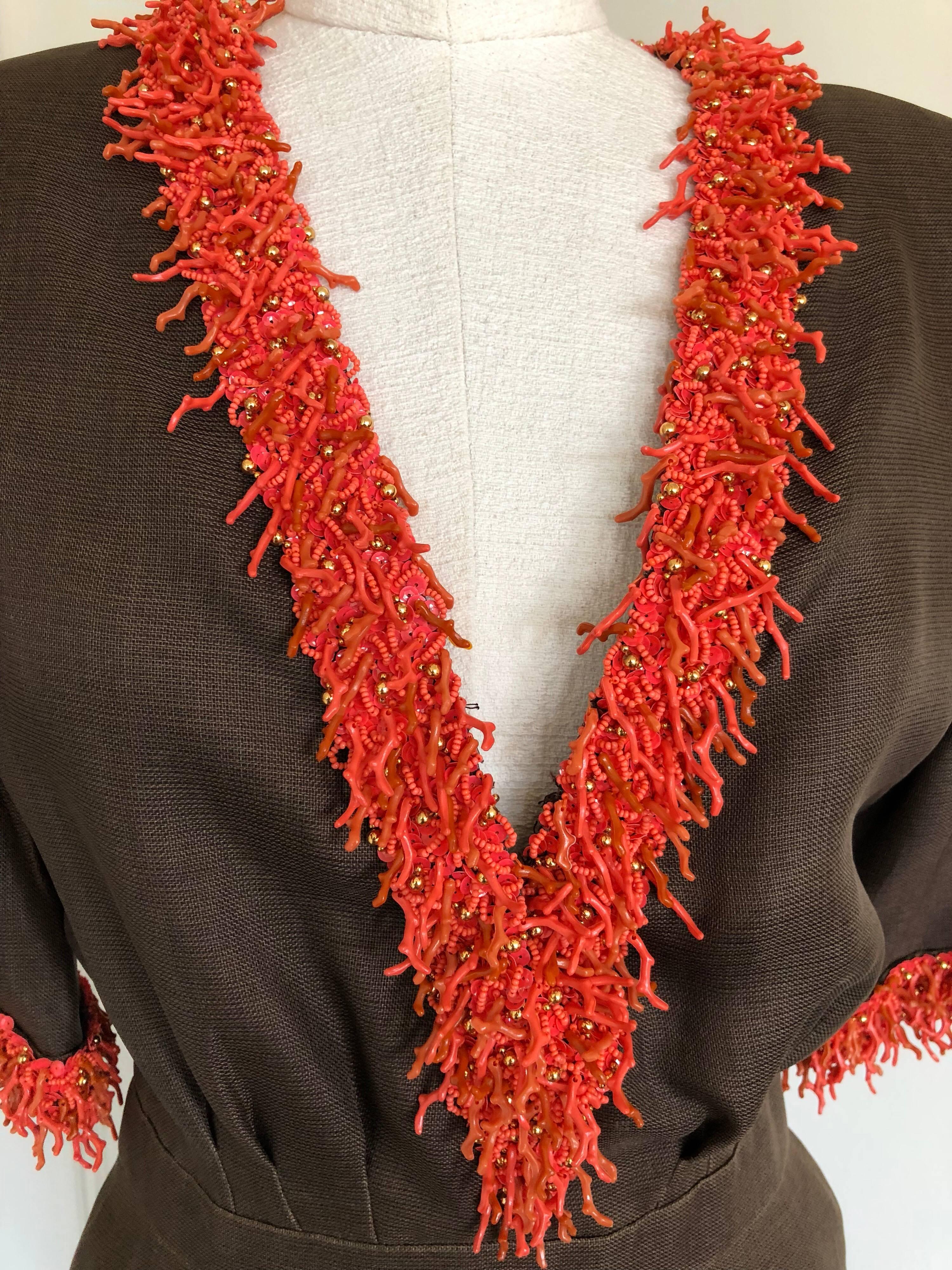 De las mujeres Años 80 Nina Ricci Couture Bata de verano en seda de chocolate con ribete de rama de coral en venta