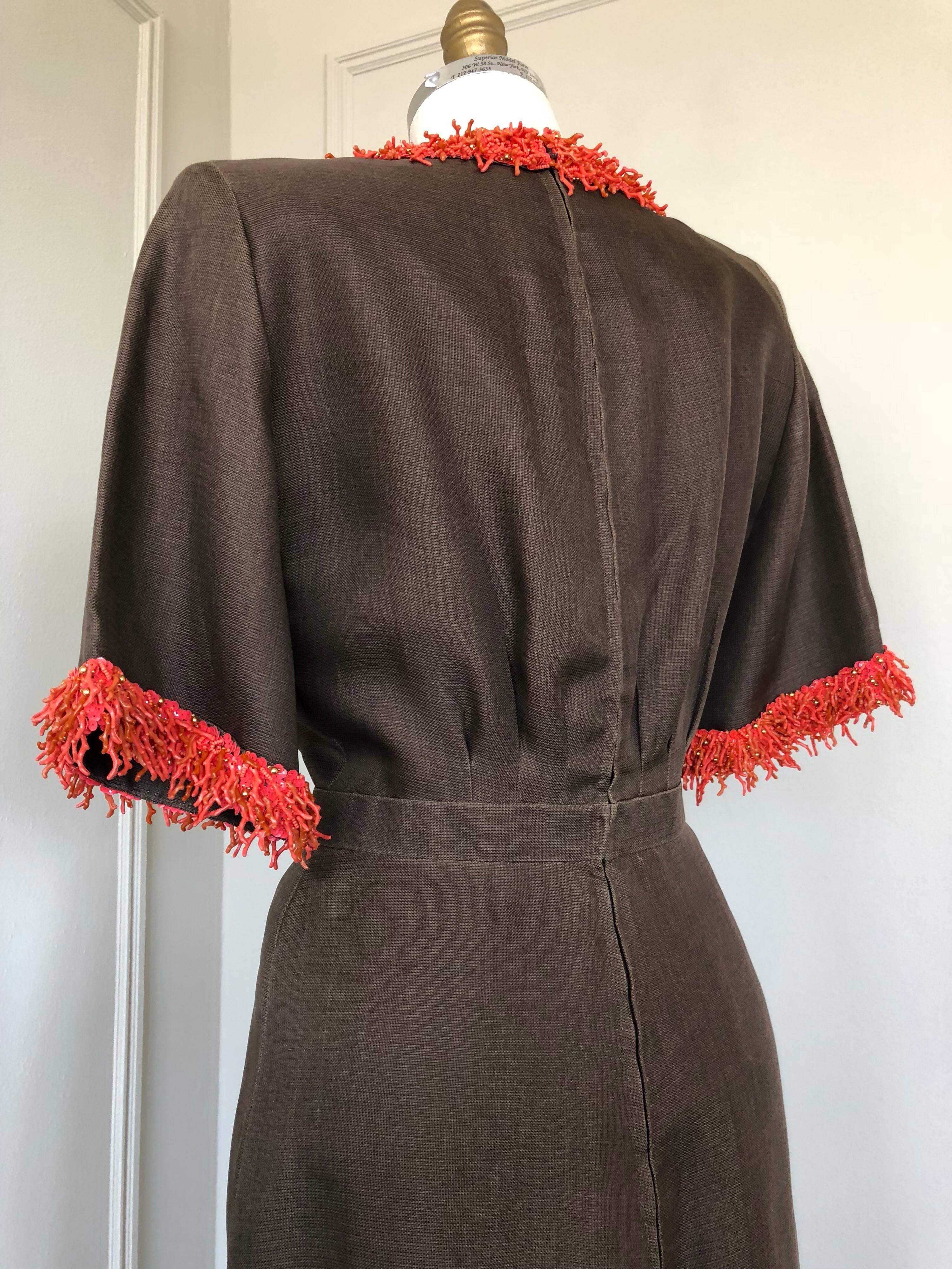 Años 80 Nina Ricci Couture Bata de verano en seda de chocolate con ribete de rama de coral en venta 1