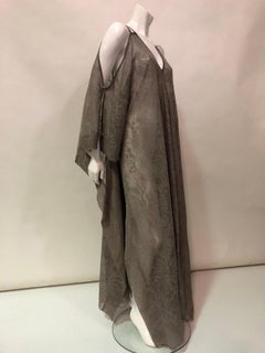 Open Shoulder-Kaftan aus Seide mit Blumenstickerei und Charmeuse-Besatz in Used-Ton