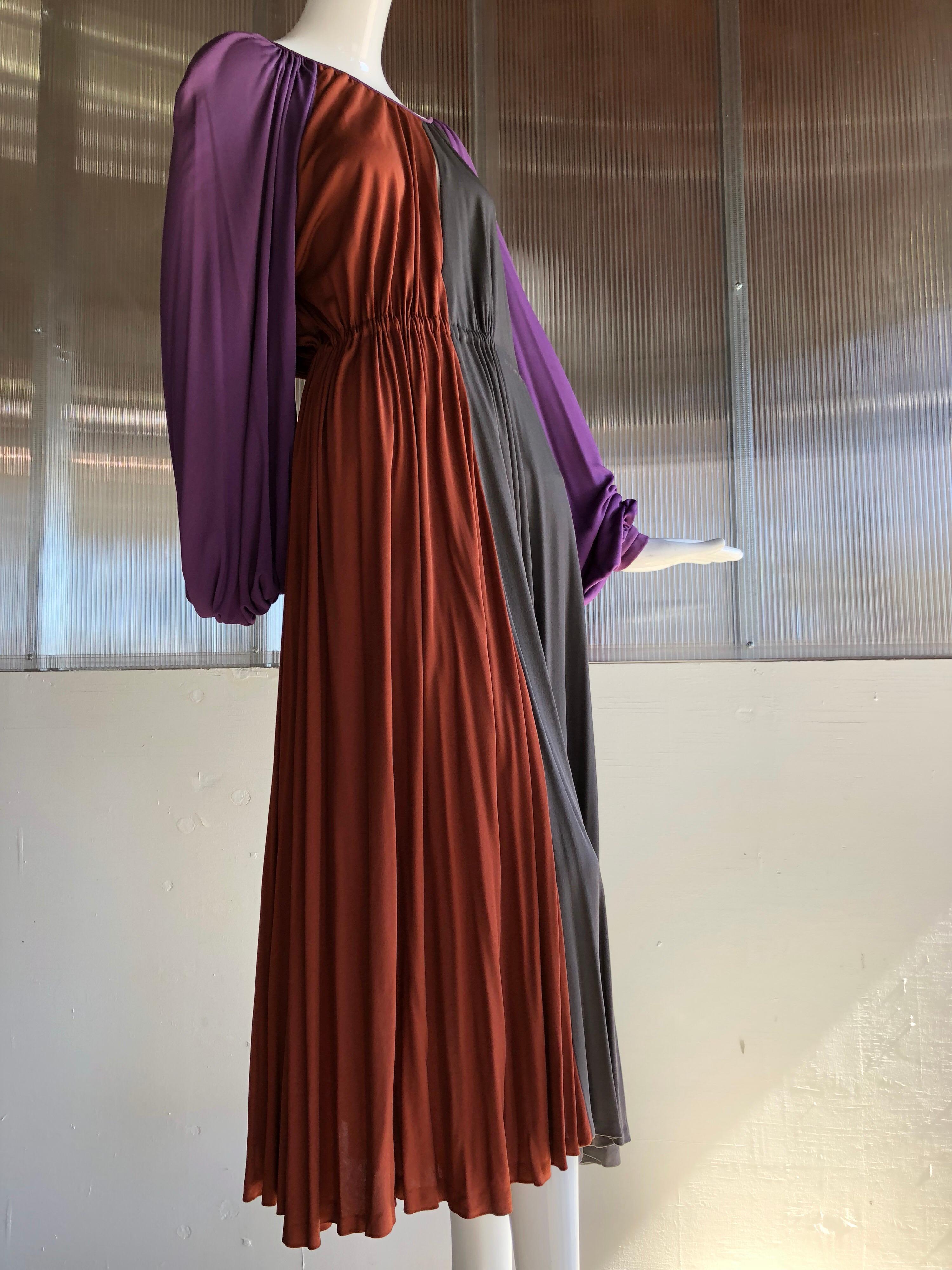 Galanos maßgeschneidertes Kleid mit Ballonärmeln aus Seidenjersey in Violett / Rost / Taupe, 70er Jahre (Schwarz) im Angebot