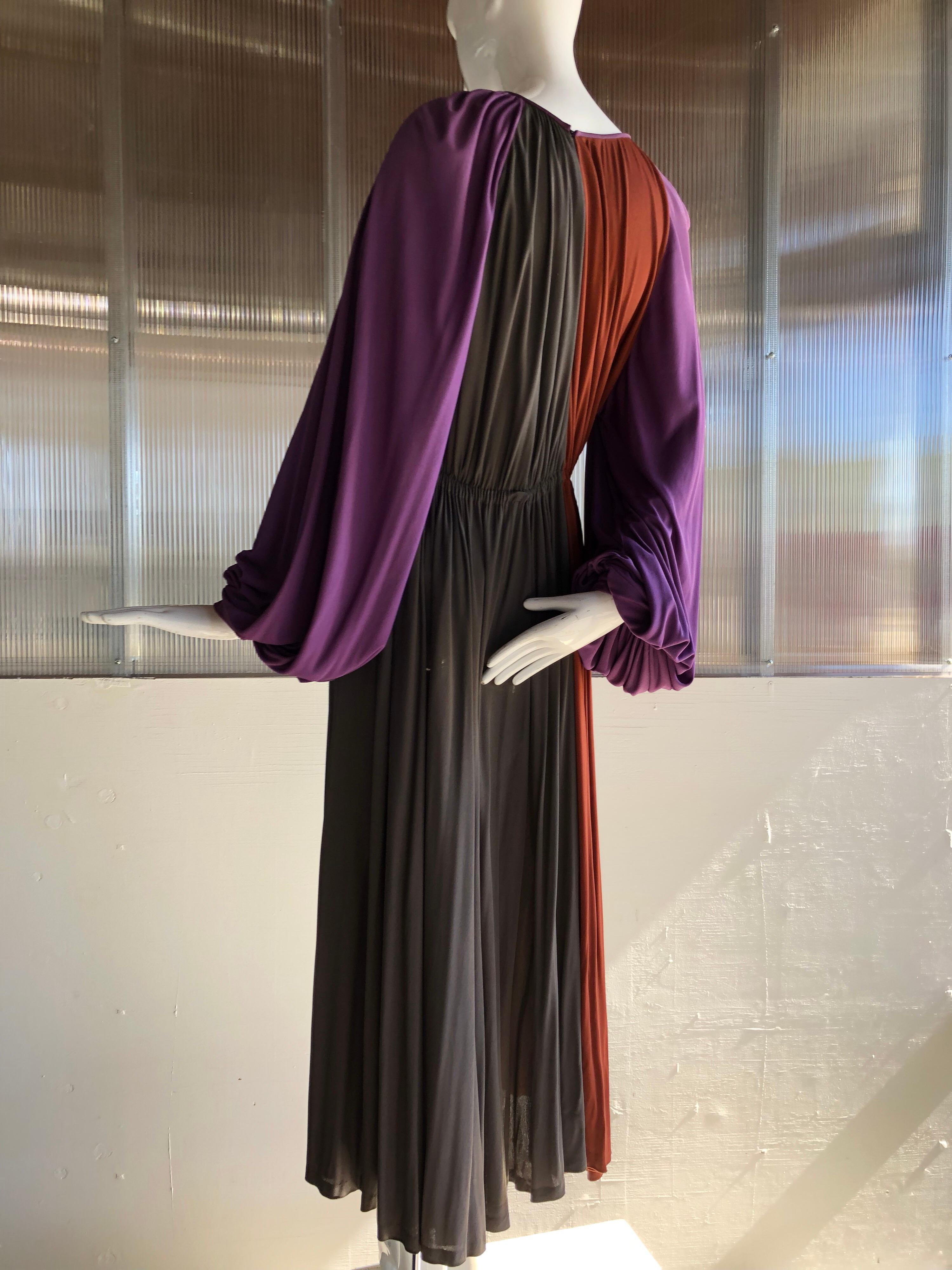 Galanos maßgeschneidertes Kleid mit Ballonärmeln aus Seidenjersey in Violett / Rost / Taupe, 70er Jahre Damen im Angebot